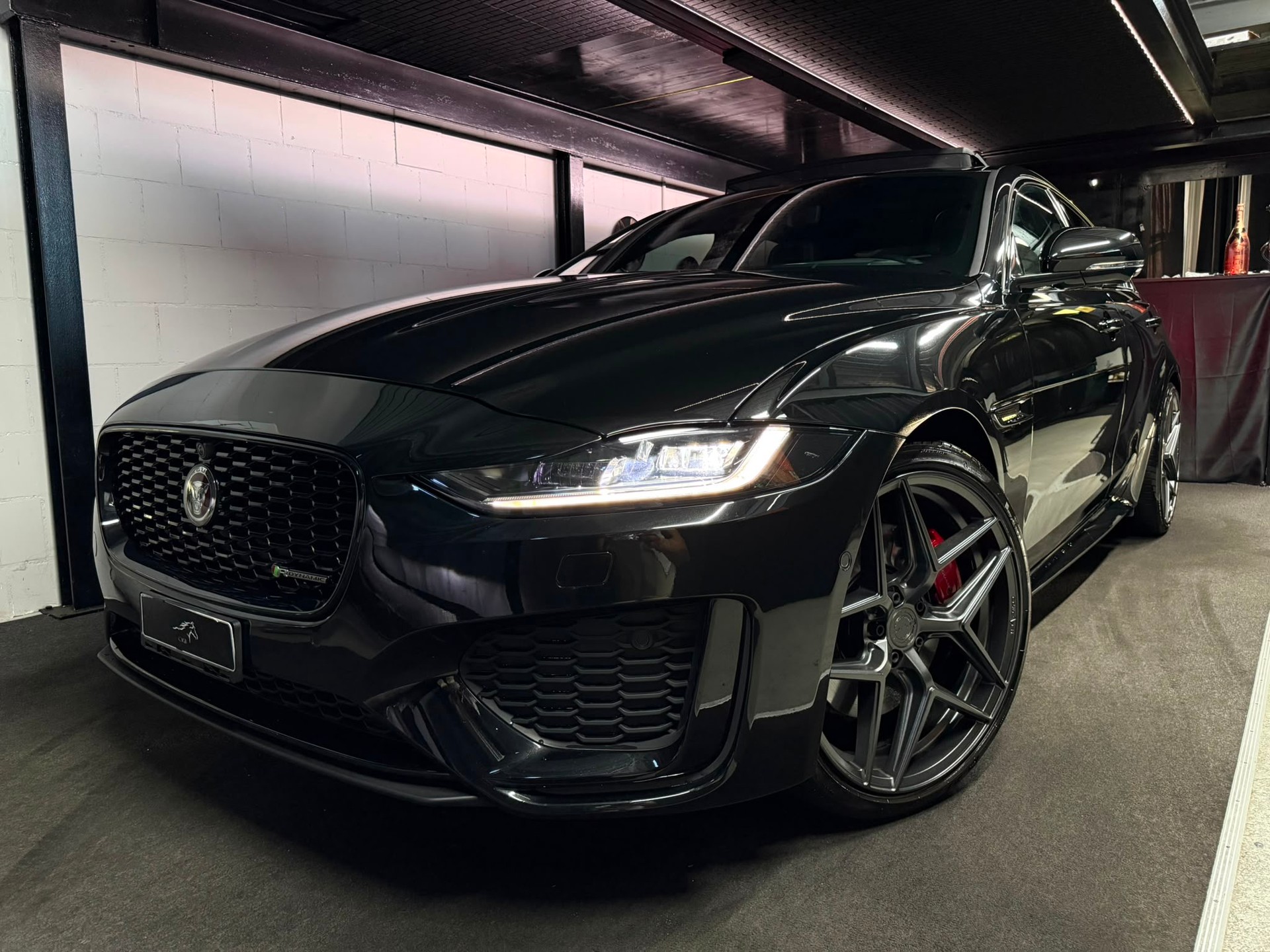 JAGUAR XE 2.0 R-Dynamic S P300 AWD Automat / ALL BLACK / CH- AUTO / FULL OPTIONS /-image-3
