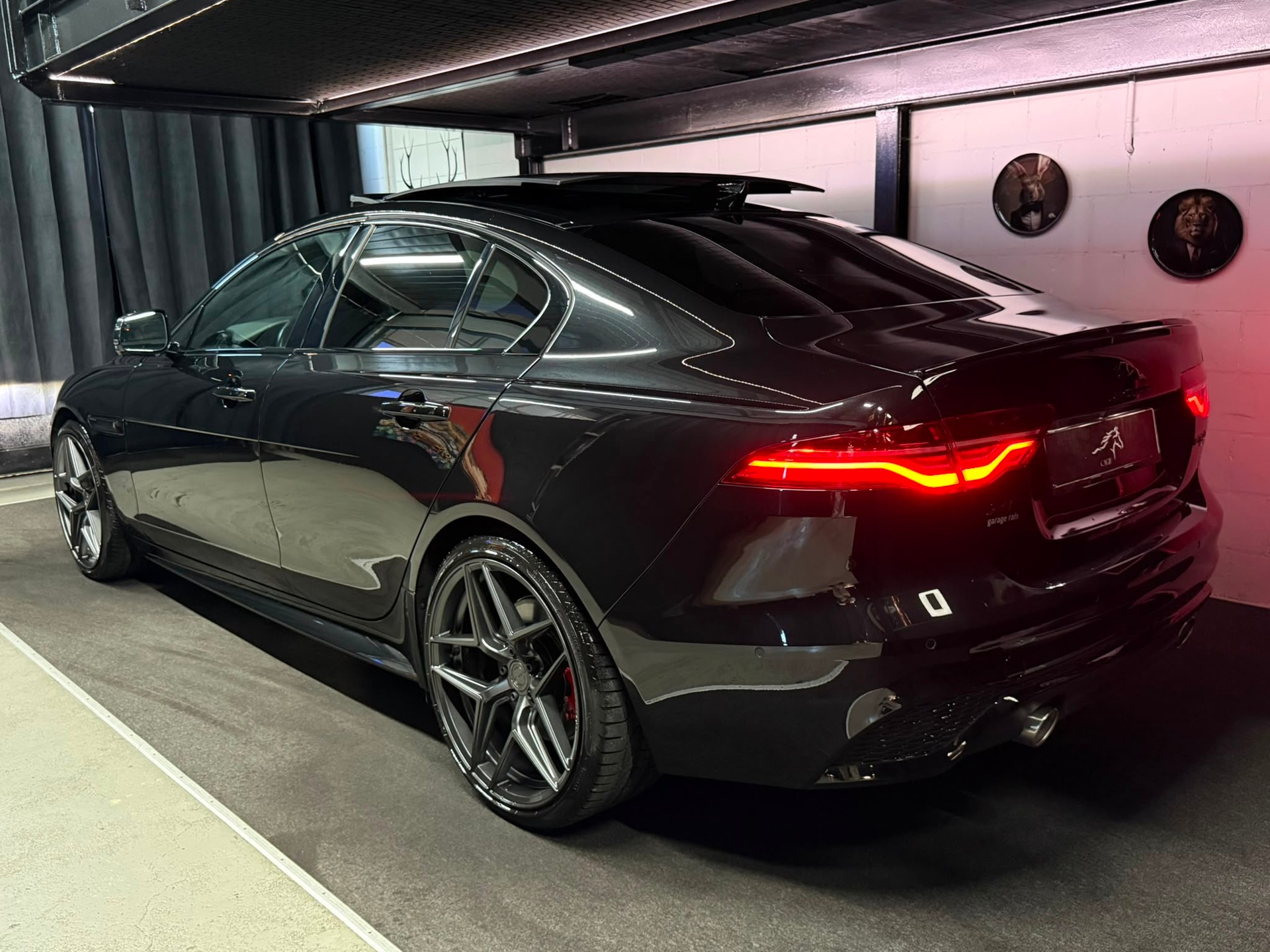 JAGUAR XE 2.0 R-Dynamic S P300 AWD Automat / ALL BLACK / CH- AUTO / FULL OPTIONS /-image-6