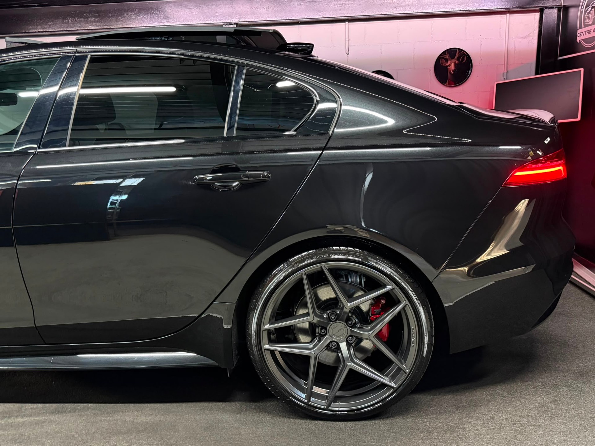 JAGUAR XE 2.0 R-Dynamic S P300 AWD Automat / ALL BLACK / CH- AUTO / FULL OPTIONS /-image-9