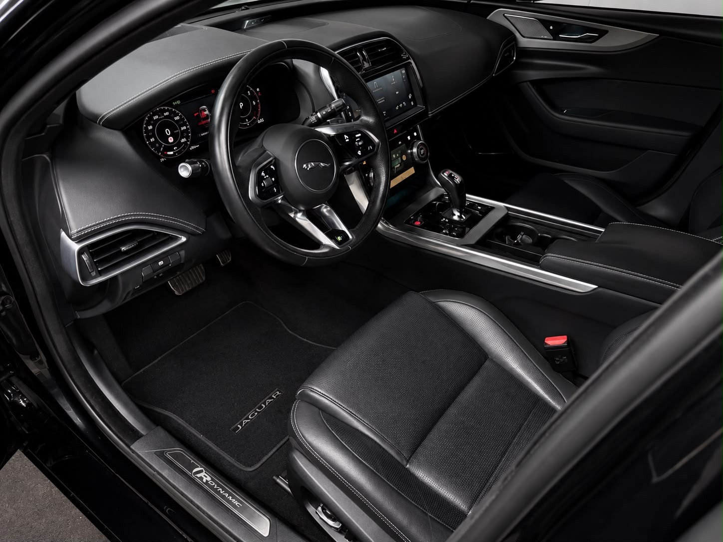 JAGUAR XE 2.0 R-Dynamic S P300 AWD Automat / ALL BLACK / CH- AUTO / FULL OPTIONS /-image-14