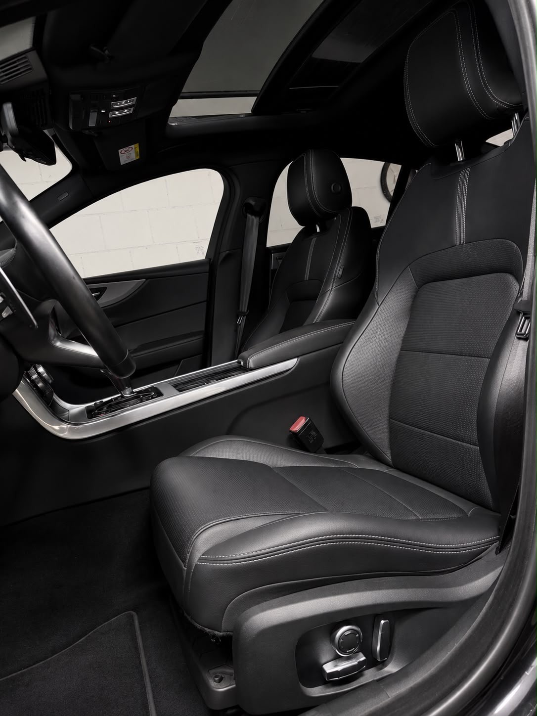 JAGUAR XE 2.0 R-Dynamic S P300 AWD Automat / ALL BLACK / CH- AUTO / FULL OPTIONS /-image-12