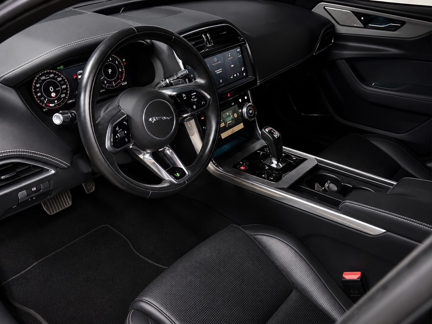 JAGUAR XE 2.0 R-Dynamic S P300 AWD Automat / ALL BLACK / CH- AUTO / FULL OPTIONS /-image-15