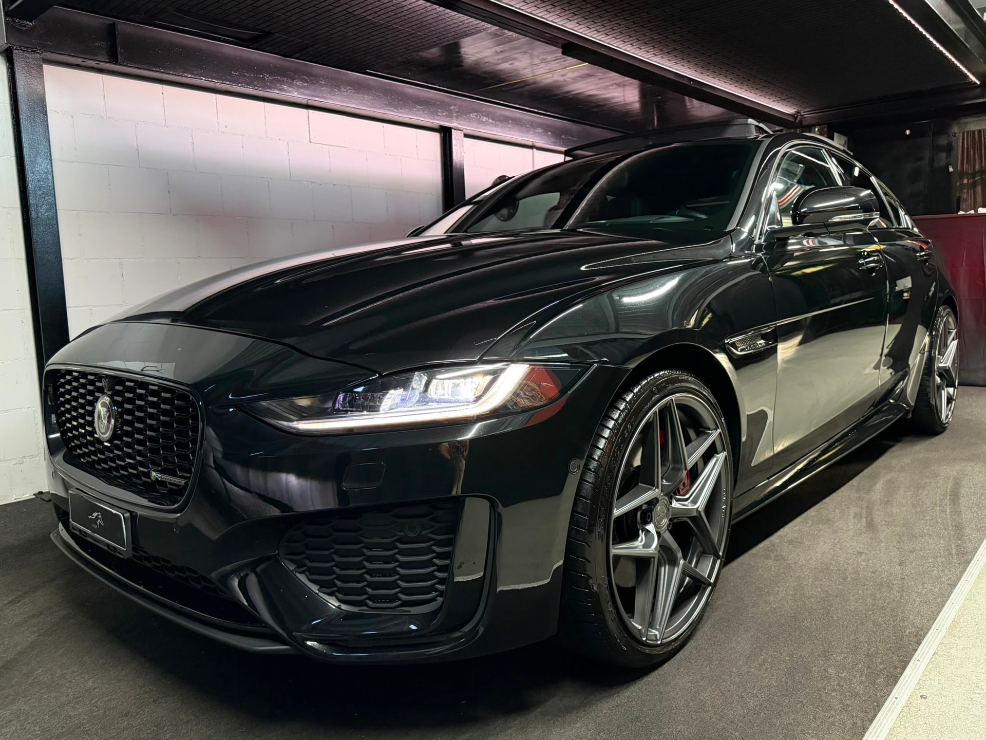 JAGUAR XE 2.0 R-Dynamic S P300 AWD Automat / ALL BLACK / CH- AUTO / FULL OPTIONS /-image-1