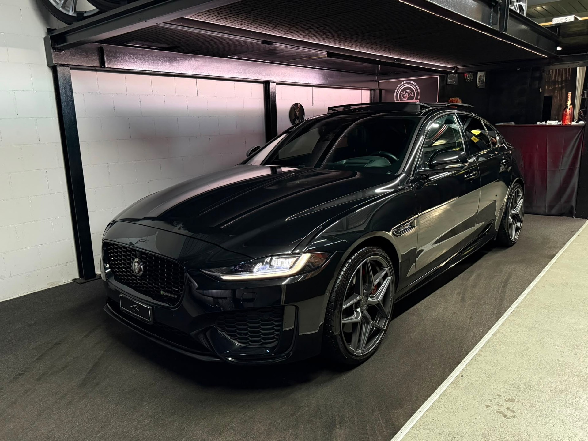 JAGUAR XE 2.0 R-Dynamic S P300 AWD Automat / ALL BLACK / CH- AUTO / FULL OPTIONS /-image-0