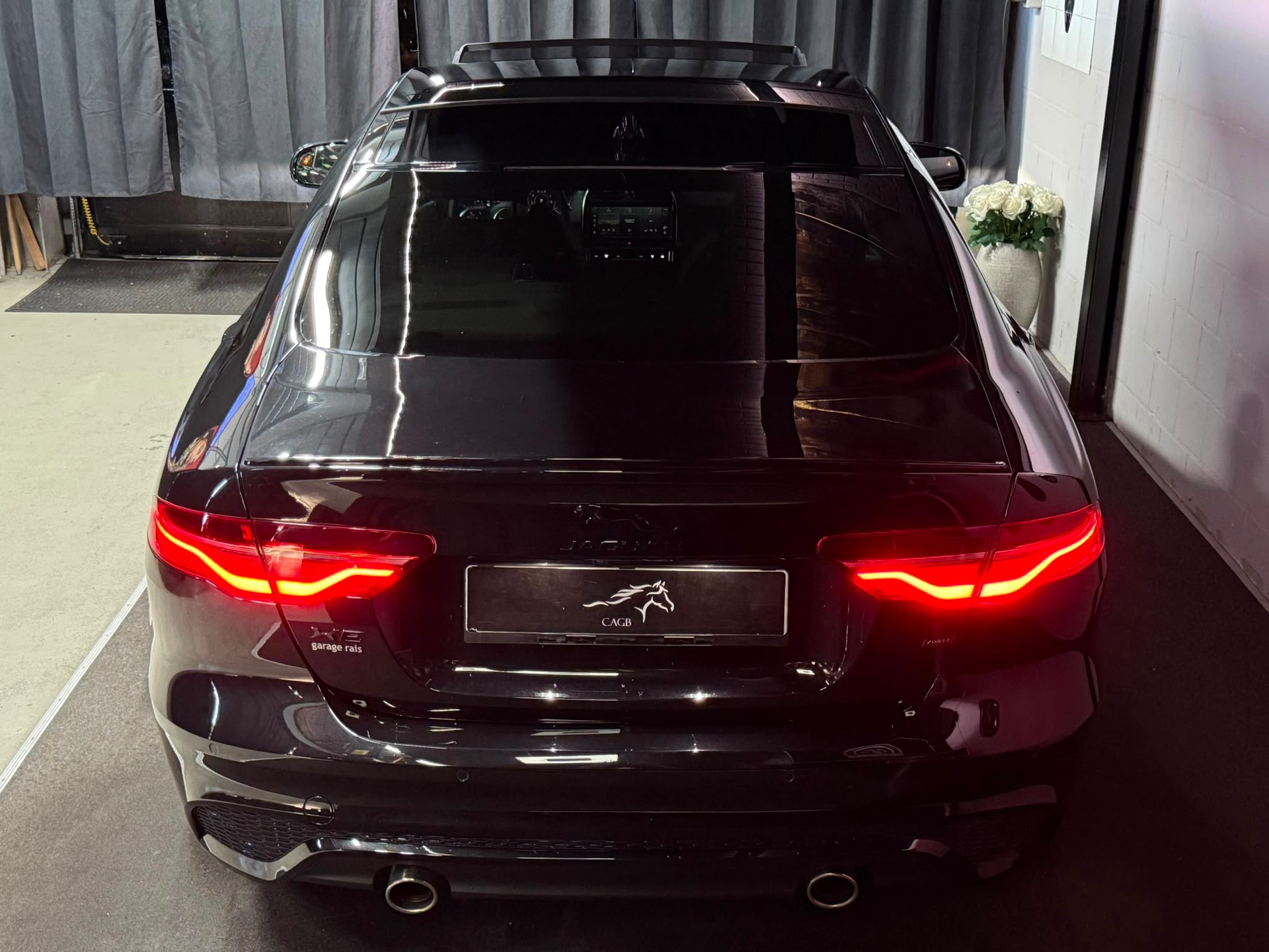 JAGUAR XE 2.0 R-Dynamic S P300 AWD Automat / ALL BLACK / CH- AUTO / FULL OPTIONS /-image-5
