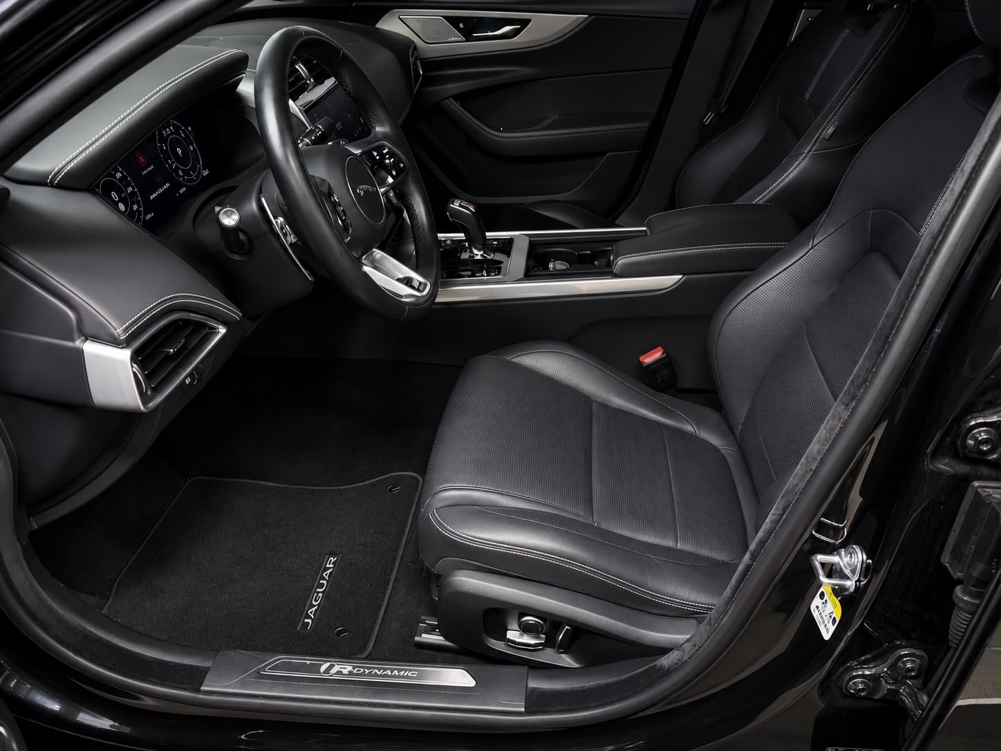 JAGUAR XE 2.0 R-Dynamic S P300 AWD Automat / ALL BLACK / CH- AUTO / FULL OPTIONS /-image-13
