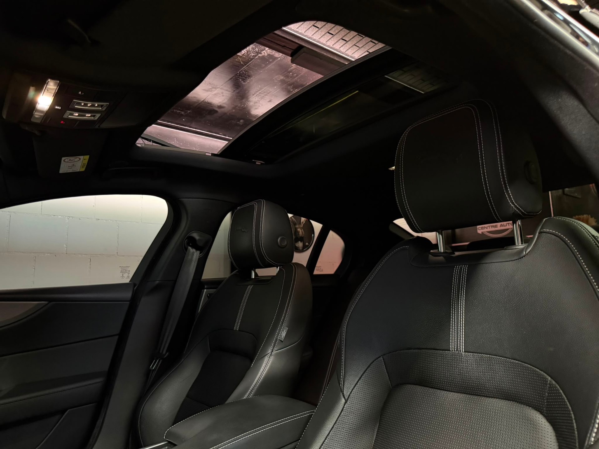 JAGUAR XE 2.0 R-Dynamic S P300 AWD Automat / ALL BLACK / CH- AUTO / FULL OPTIONS /-image-16