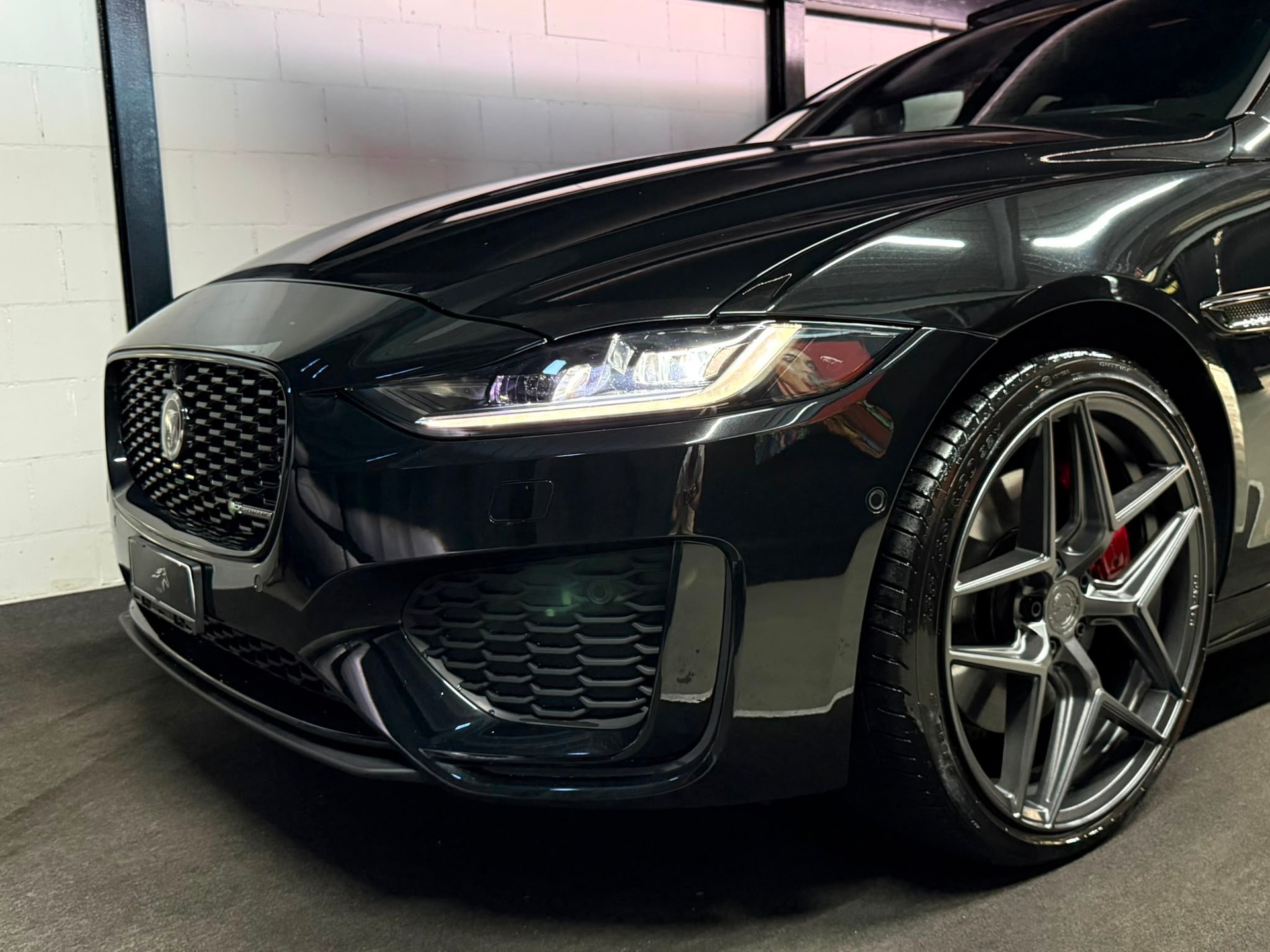 JAGUAR XE 2.0 R-Dynamic S P300 AWD Automat / ALL BLACK / CH- AUTO / FULL OPTIONS /-image-2
