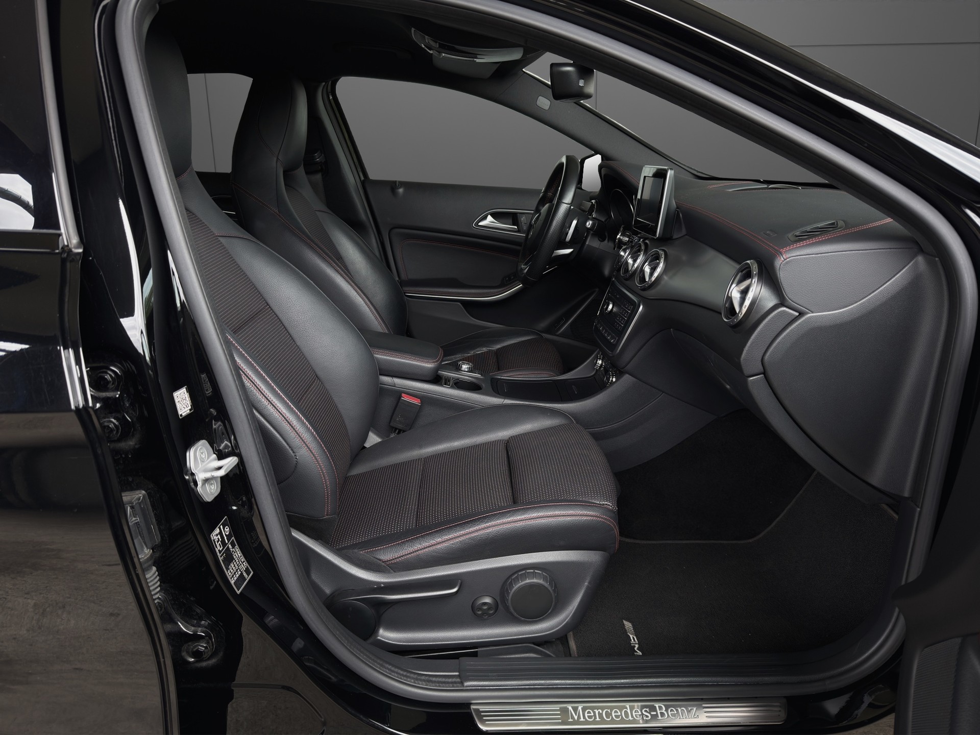 MERCEDES-BENZ GLA 250 AMG Line 4Matic 7G-DCT-image-9