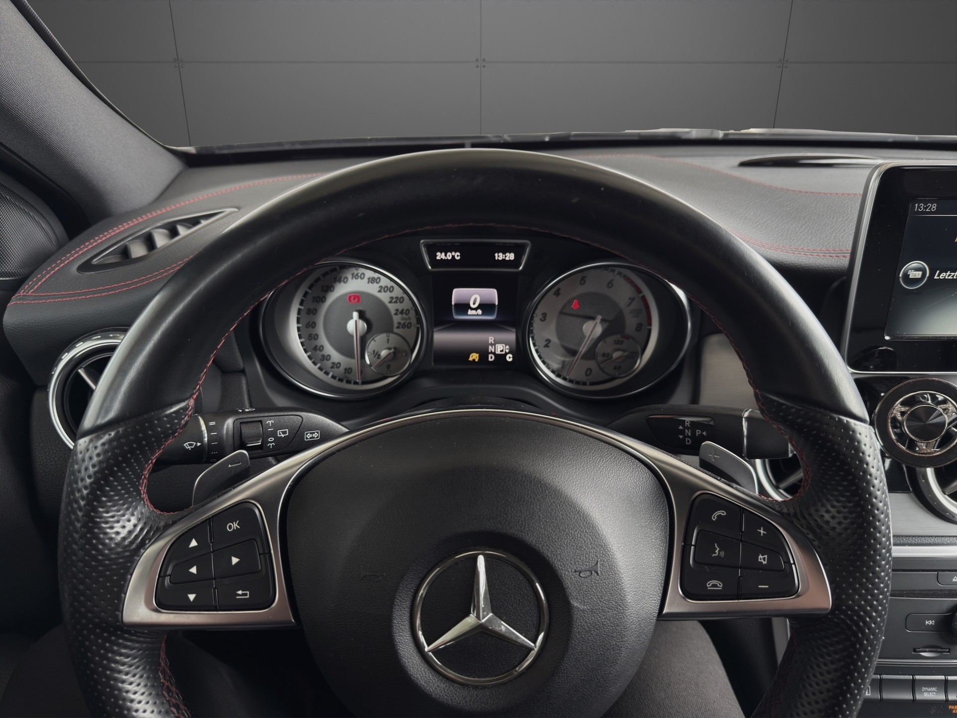 MERCEDES-BENZ GLA 250 AMG Line 4Matic 7G-DCT-image-12