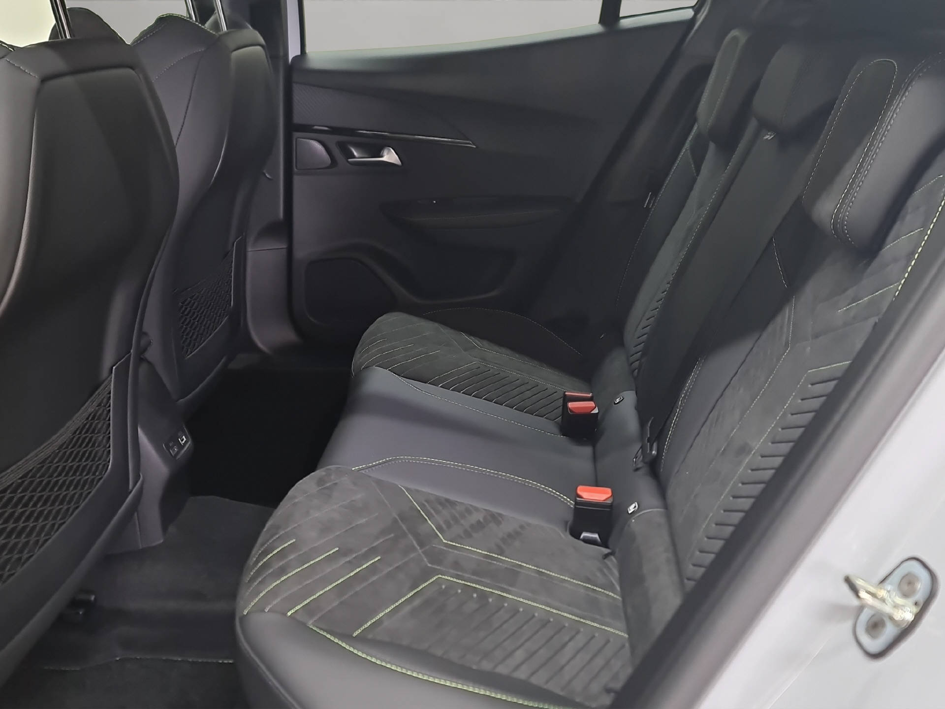 PEUGEOT 2008 1.2 Hybrid 145 GT Exclusive-image-9
