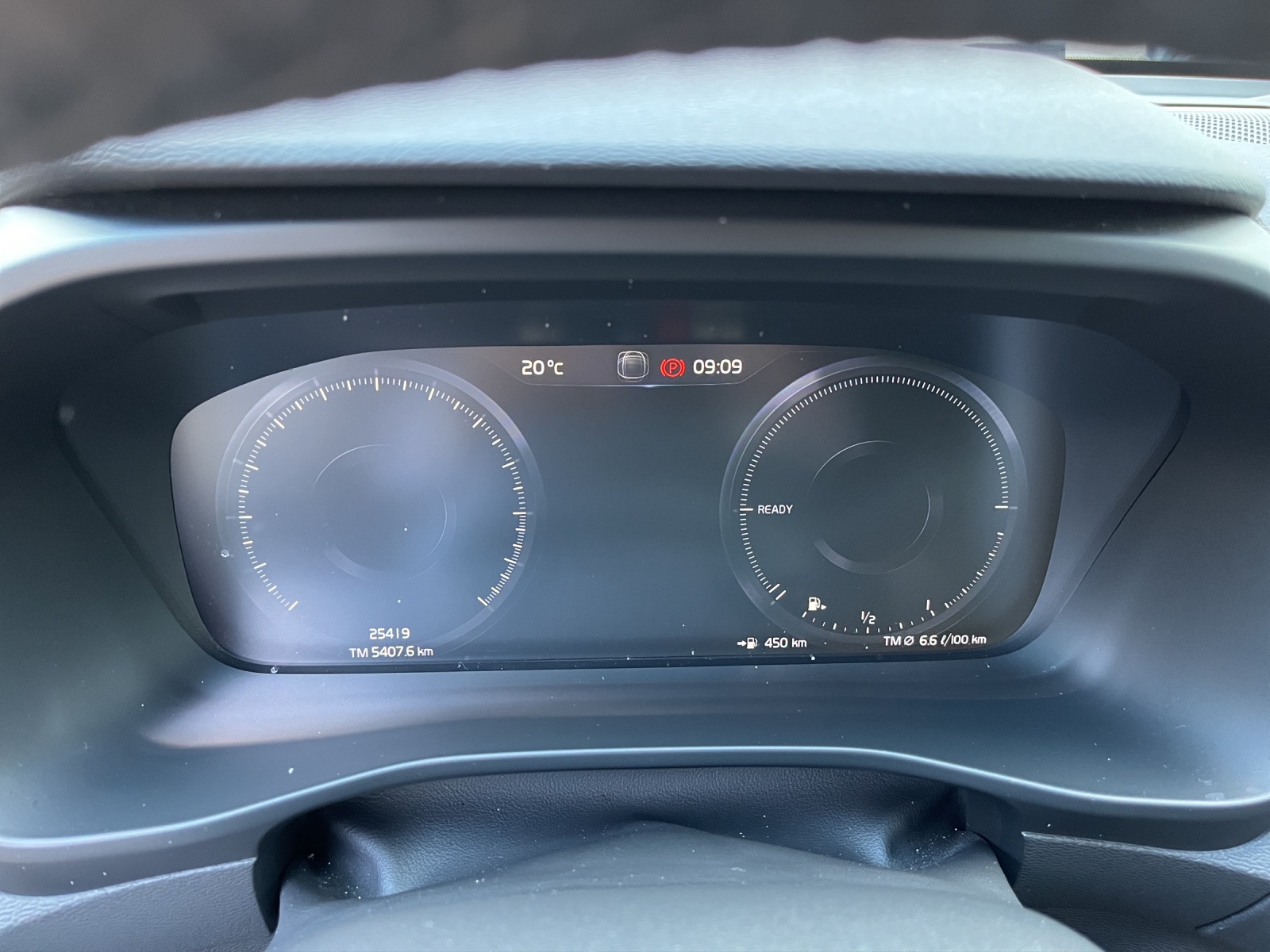 VOLVO XC40 1.5 T4 PiH Plus Dark-image-12