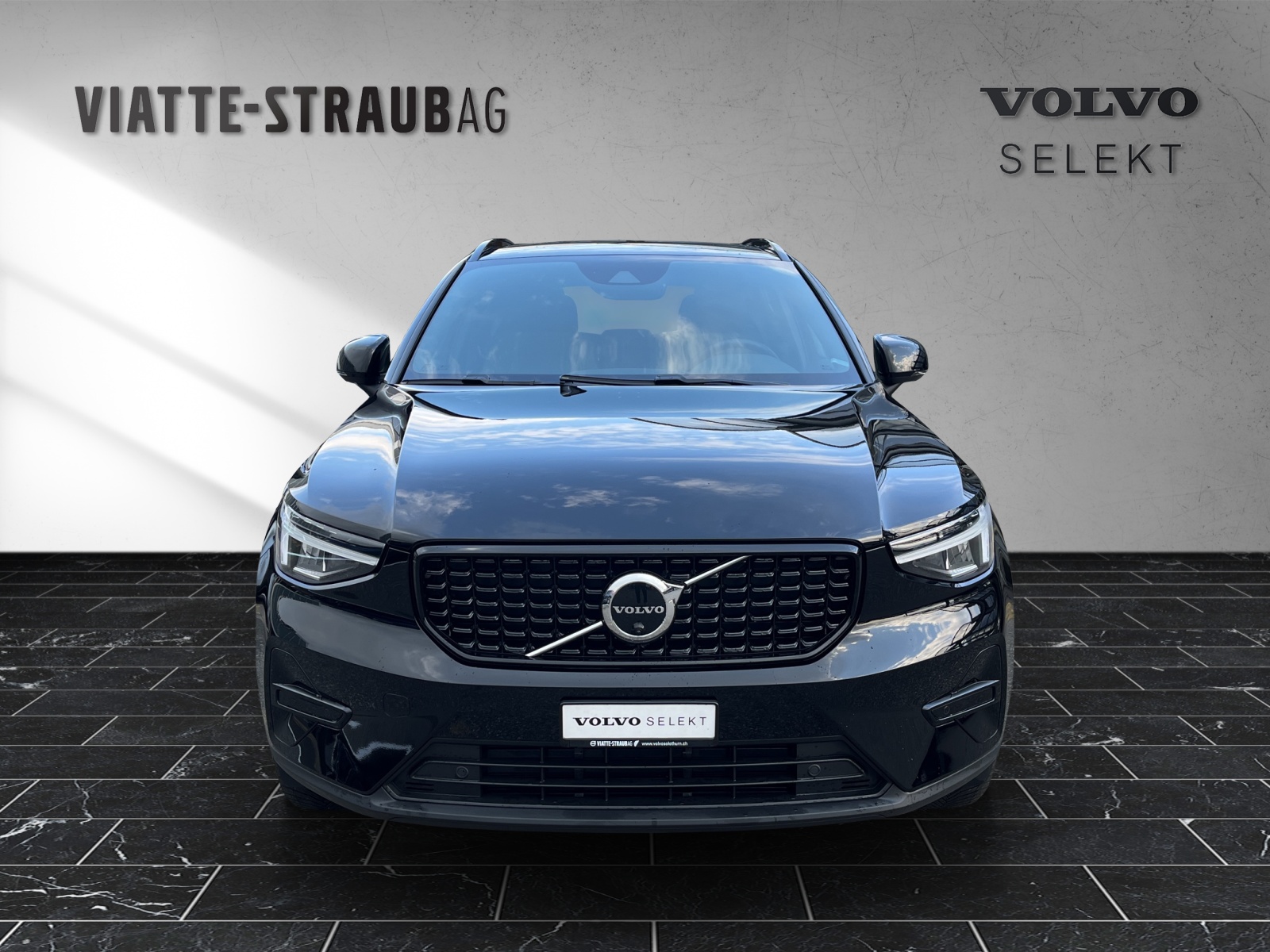 VOLVO XC40 1.5 T4 PiH Plus Dark-image-1