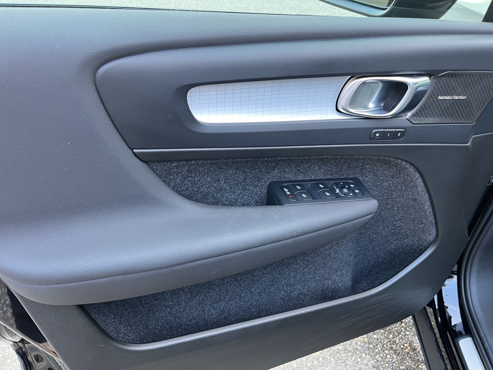 VOLVO XC40 1.5 T4 PiH Plus Dark-image-9
