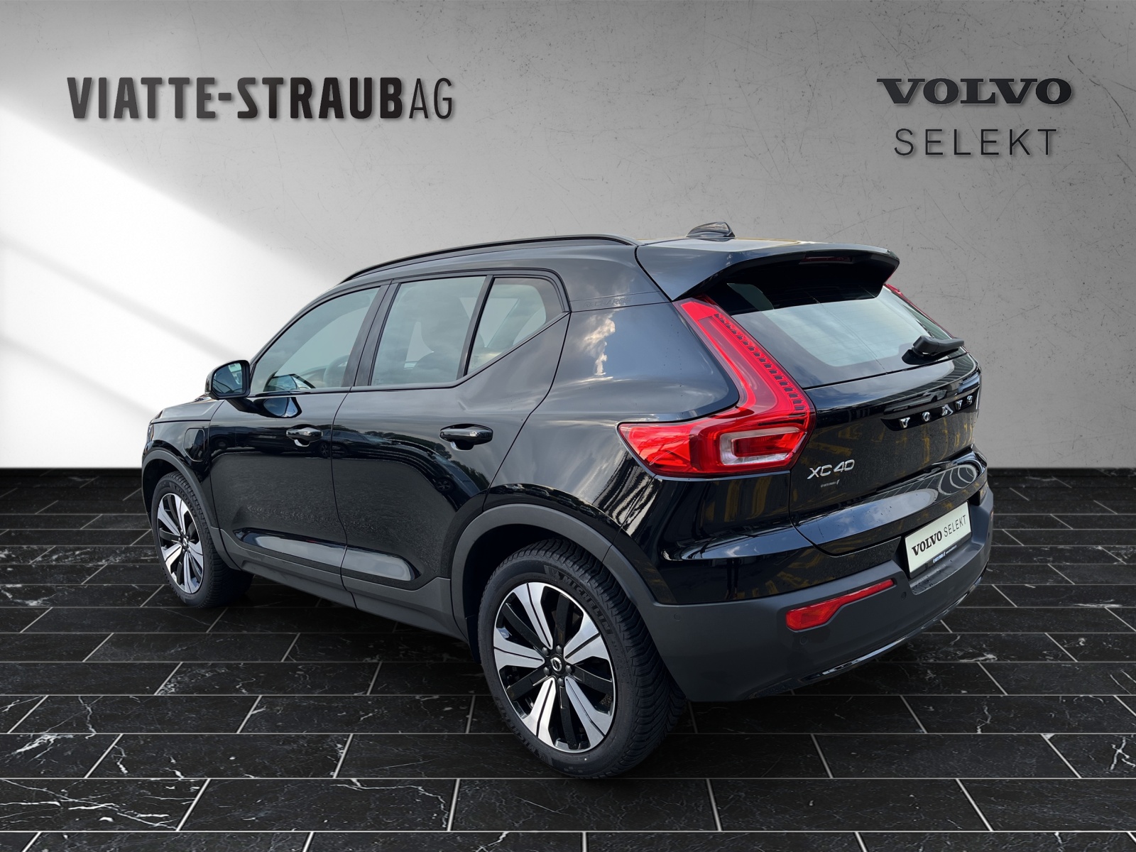 VOLVO XC40 1.5 T4 PiH Plus Dark-image-3