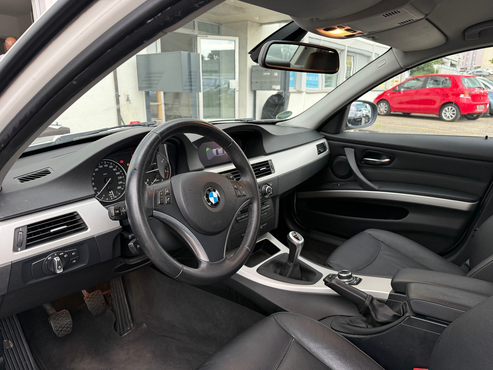BMW 320d Dynamic Edition-image-6