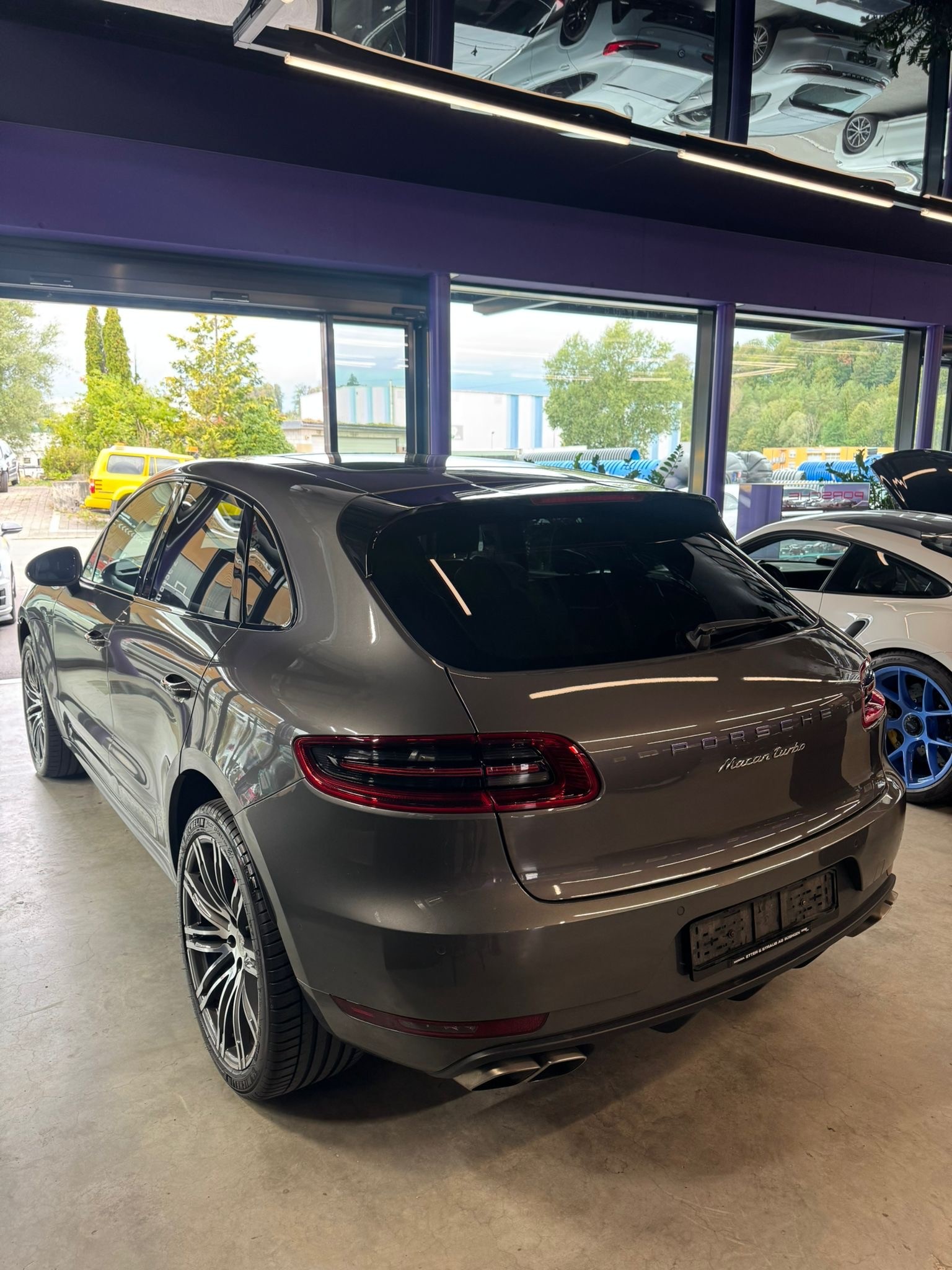 PORSCHE Macan Turbo PDK-showroom-element-3