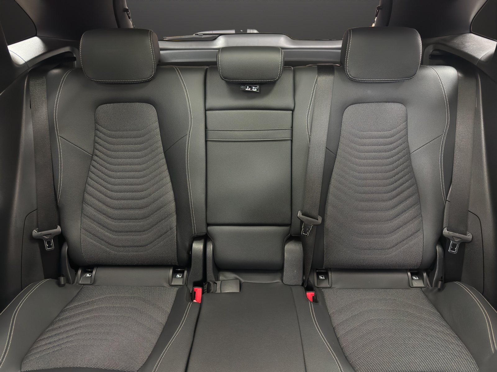 MERCEDES-BENZ GLA 180 Style 7G-DCT-image-14