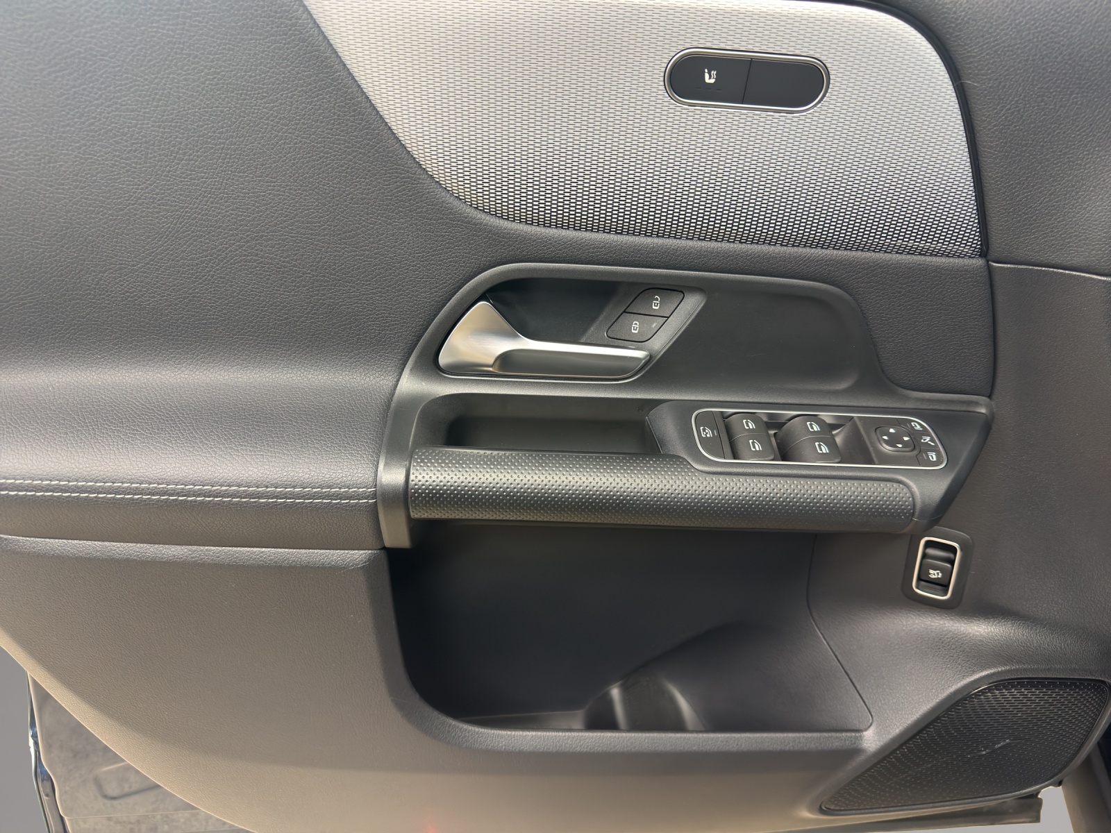 MERCEDES-BENZ GLA 180 Style 7G-DCT-image-12