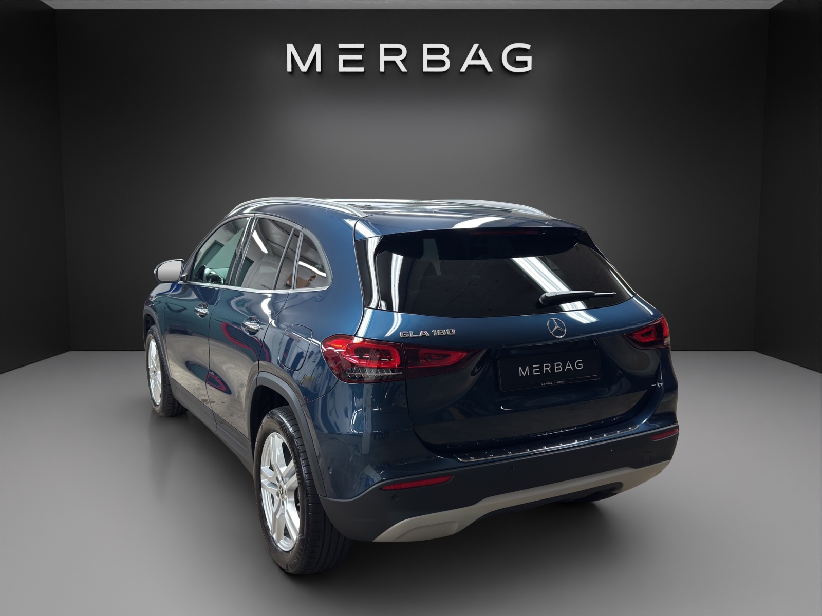 MERCEDES-BENZ GLA 180 Style 7G-DCT-image-2