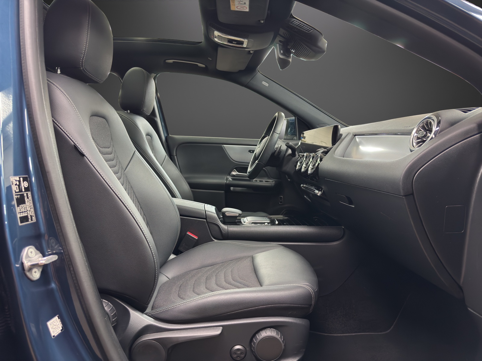 MERCEDES-BENZ GLA 180 Style 7G-DCT-image-11