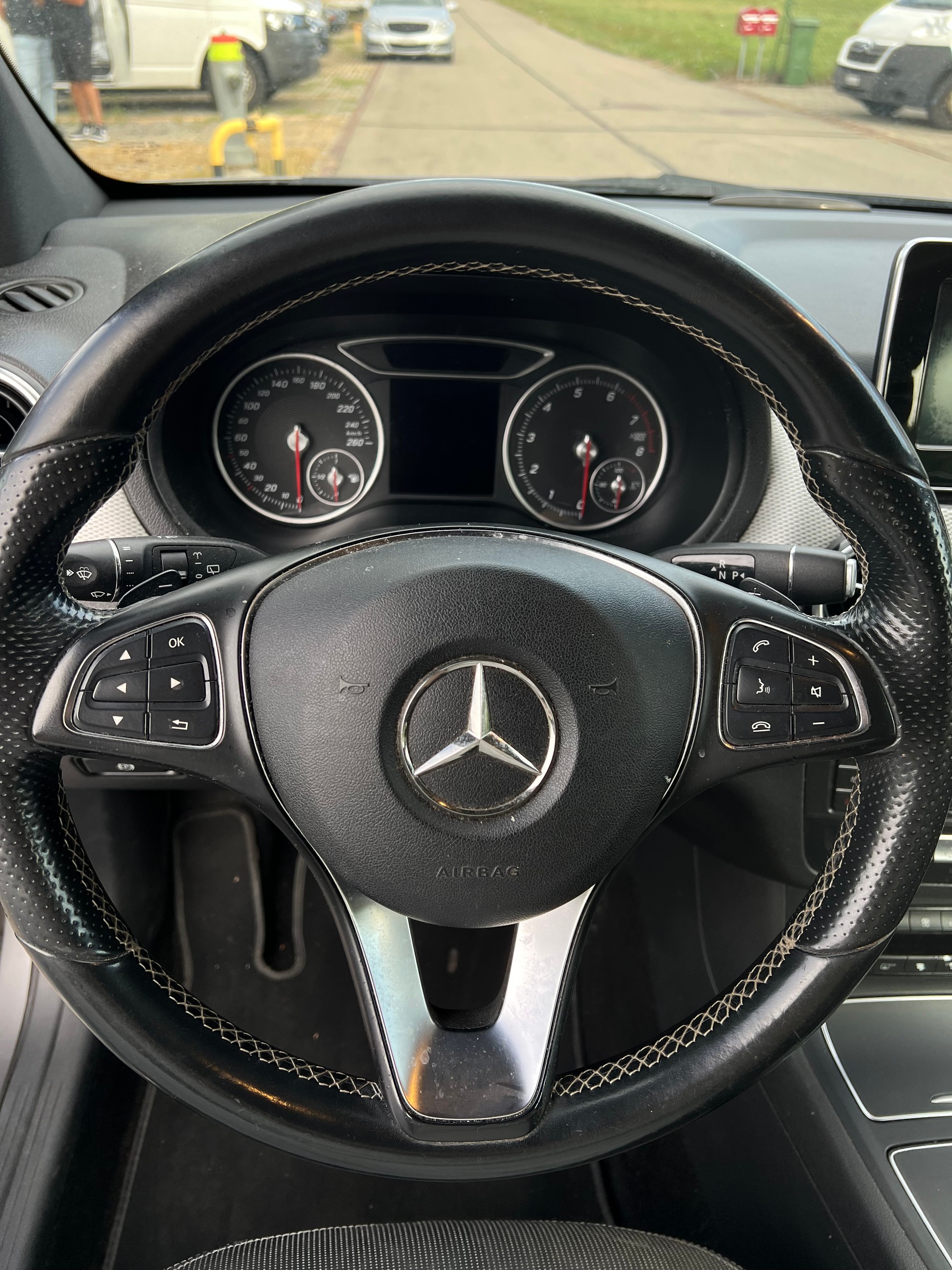 MERCEDES-BENZ B 200 AMG Line 7G-DCT-image-6