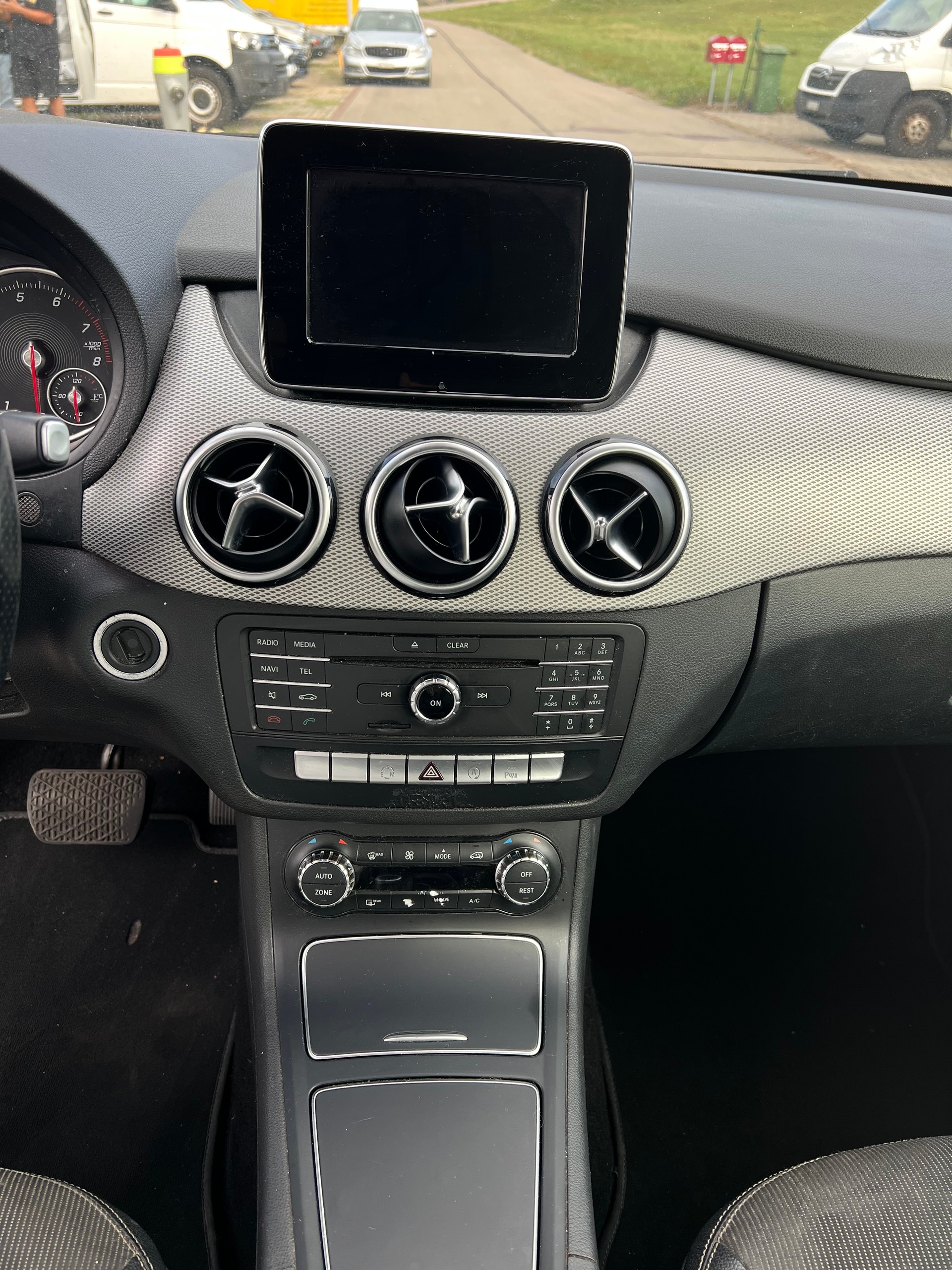 MERCEDES-BENZ B 200 AMG Line 7G-DCT-image-7