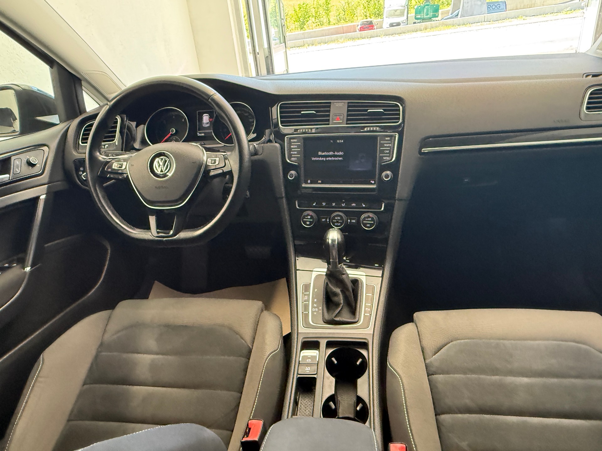VW Golf 2.0 TDI Highline DSG Rückfahrkamera Ab 240.- pro Monat-image-18