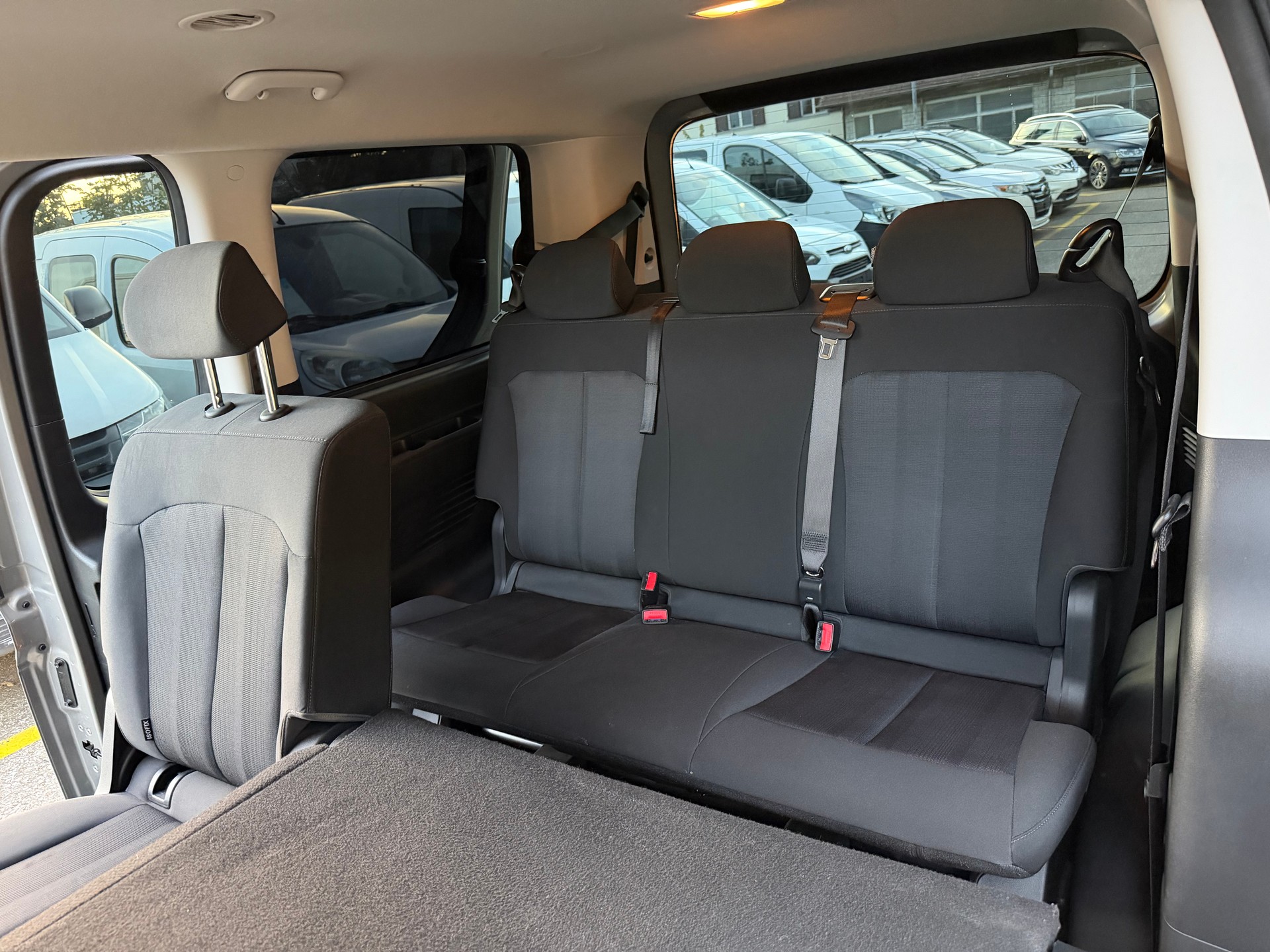 HYUNDAI Staria Premium 2.2 CRDi Amplia 4WD A-image-12