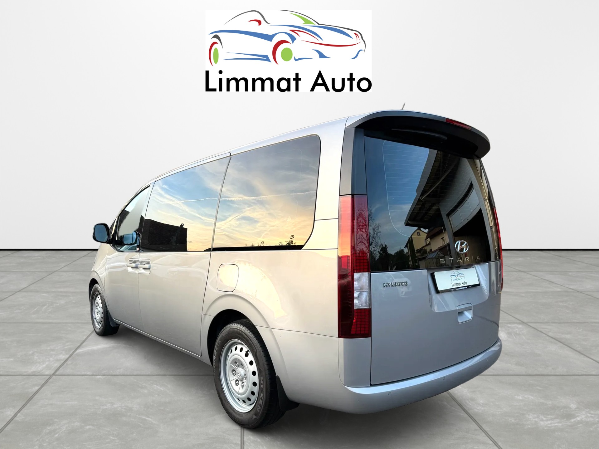 HYUNDAI Staria Premium 2.2 CRDi Amplia 4WD A-image-2