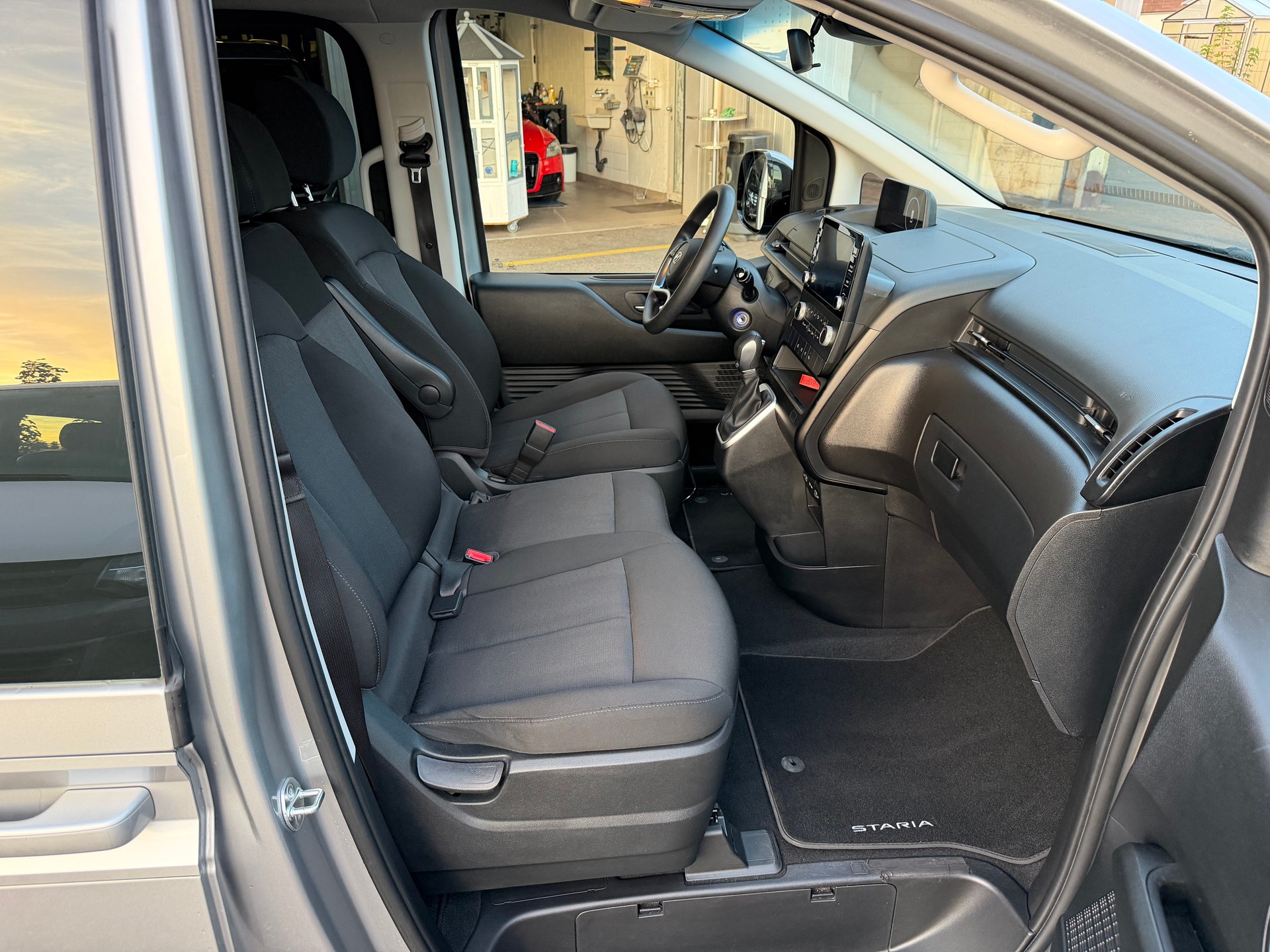HYUNDAI Staria Premium 2.2 CRDi Amplia 4WD A-image-10