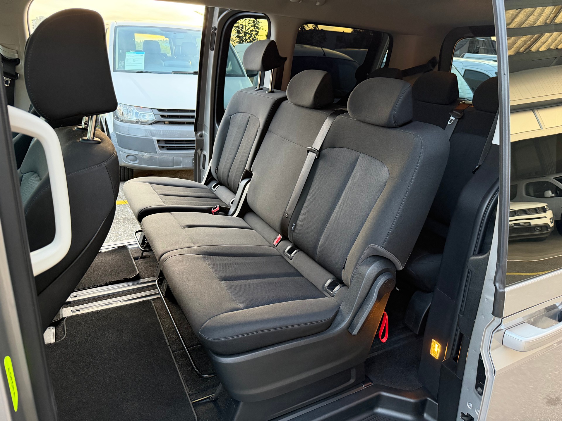 HYUNDAI Staria Premium 2.2 CRDi Amplia 4WD A-image-11