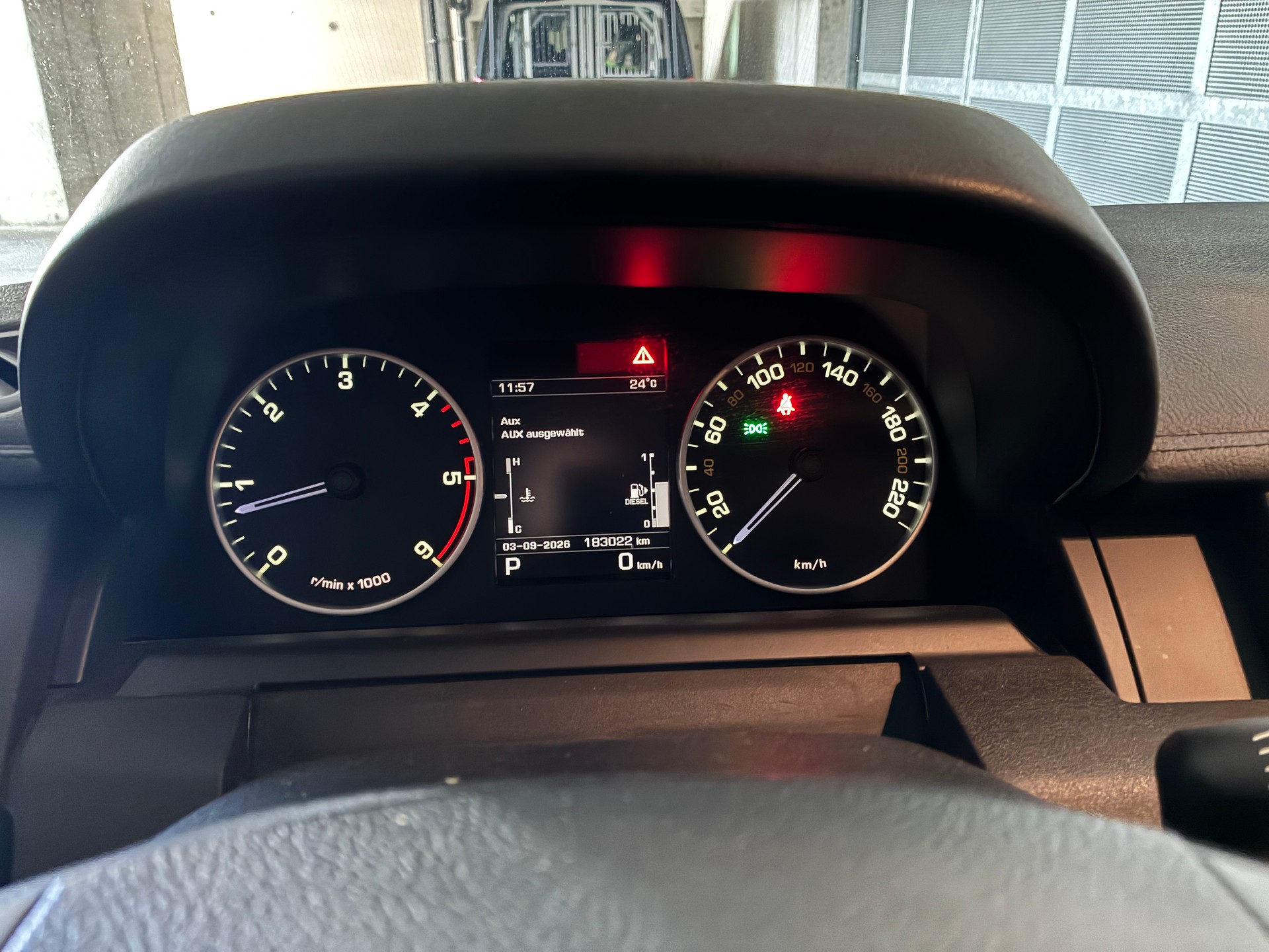 LAND ROVER SDV6 HSE-image-6