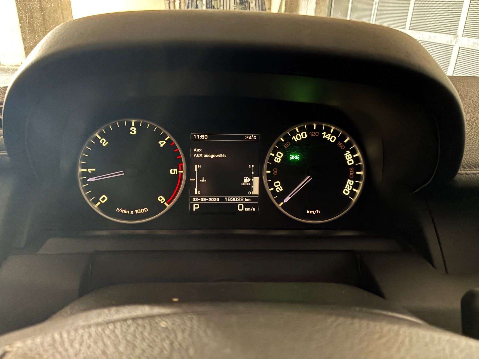 LAND ROVER SDV6 HSE-image-5