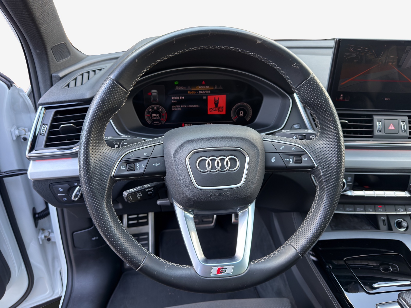 AUDI Q5 40 TDI Black Edition quattro S-tronic-image-9