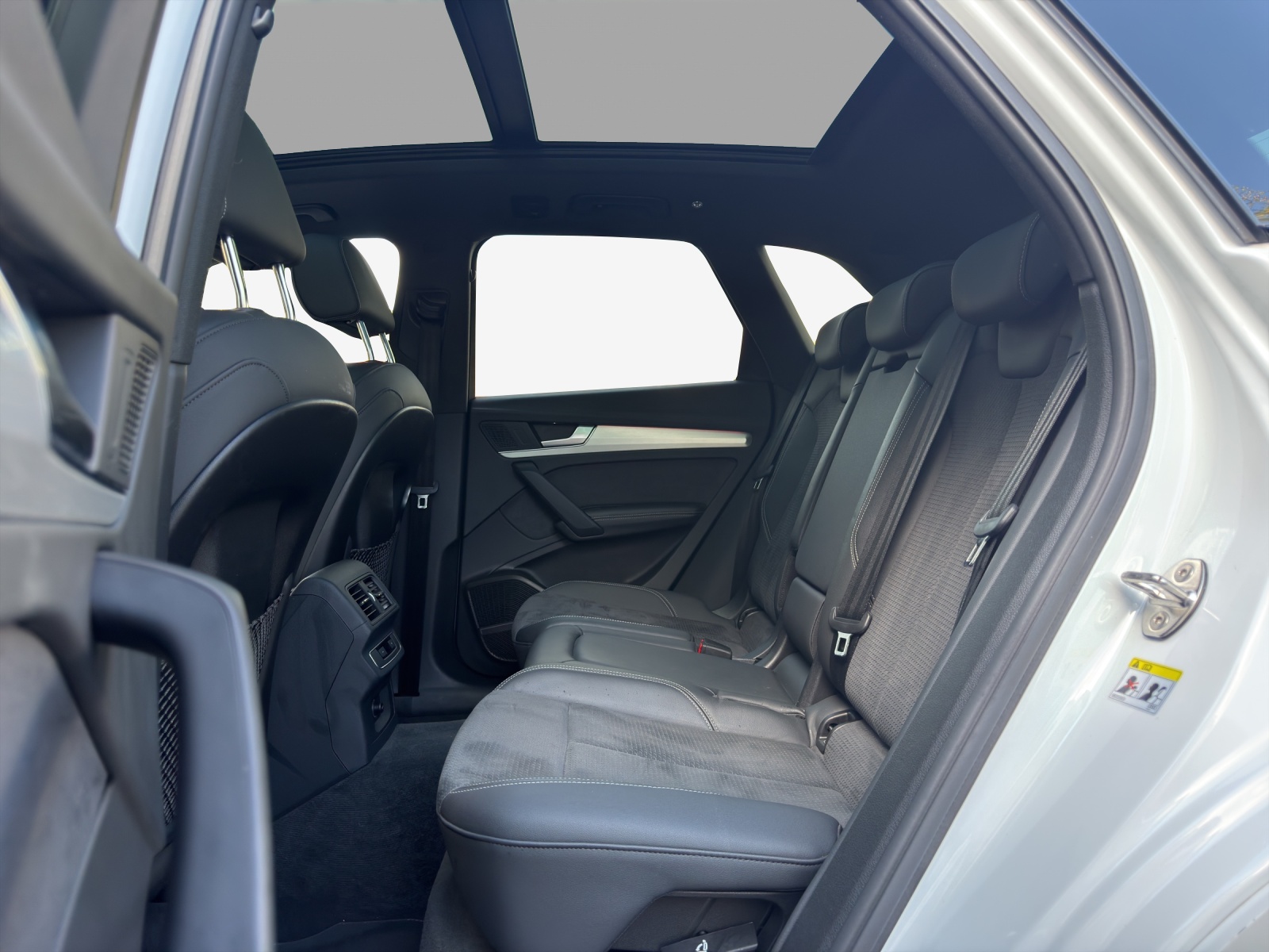 AUDI Q5 40 TDI Black Edition quattro S-tronic-image-11