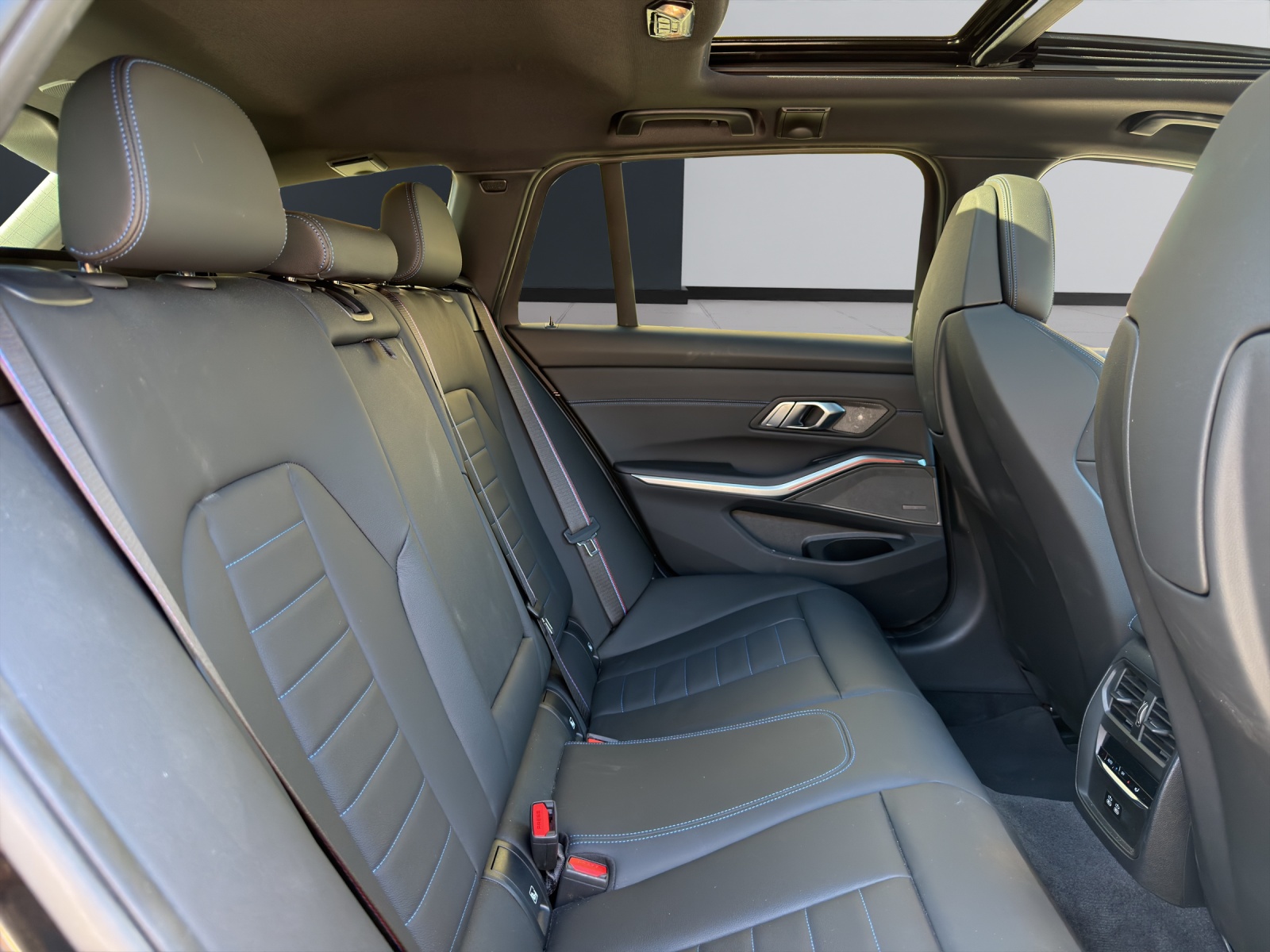 BMW M340i xDrive Touring-image-13