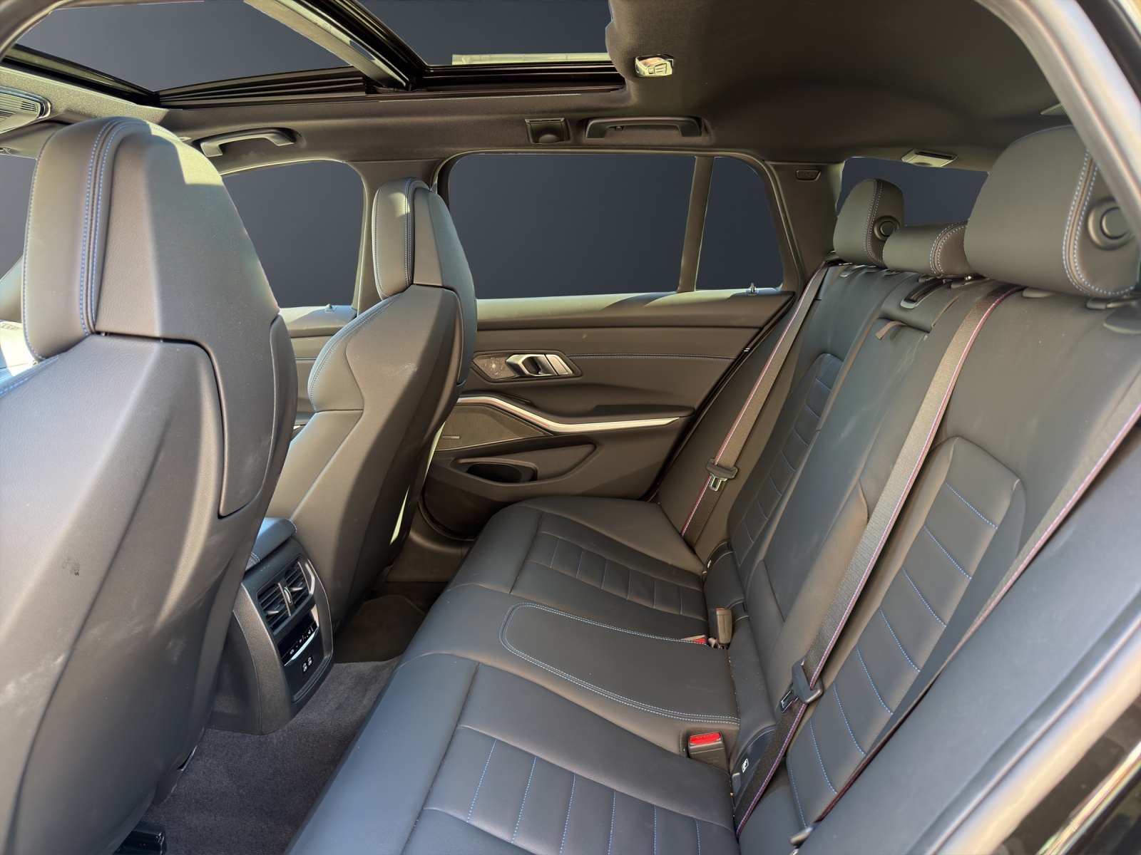 BMW M340i xDrive Touring-image-10