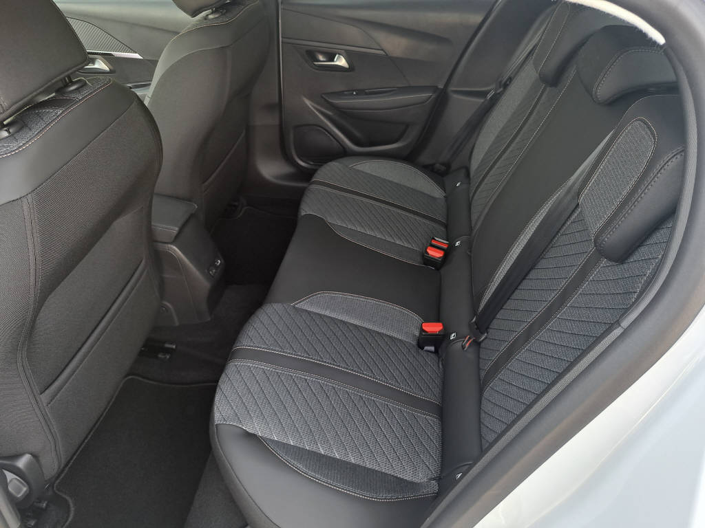 PEUGEOT 208 e-Allure 136cv-image-9