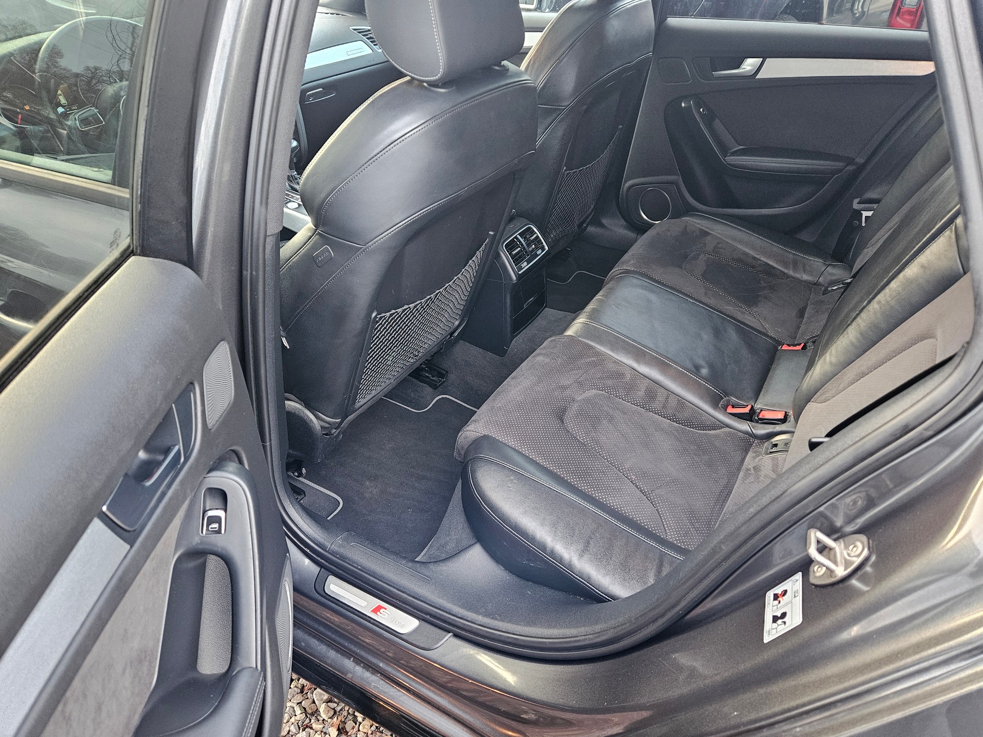 AUDI A4 Avant 2.0 TDI quattro S-tronic-image-13