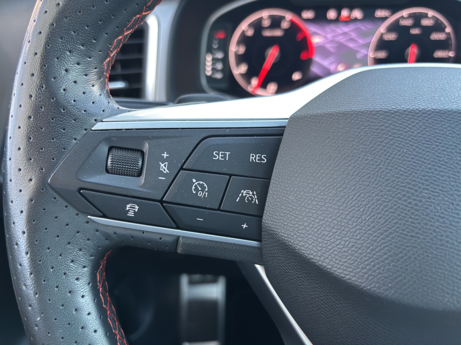SEAT Ateca 2.0 TSI FR 4Drive DSG mit AHK, Panorama-Schiebe-/Ausstelldach & 360° Kamera-image-14