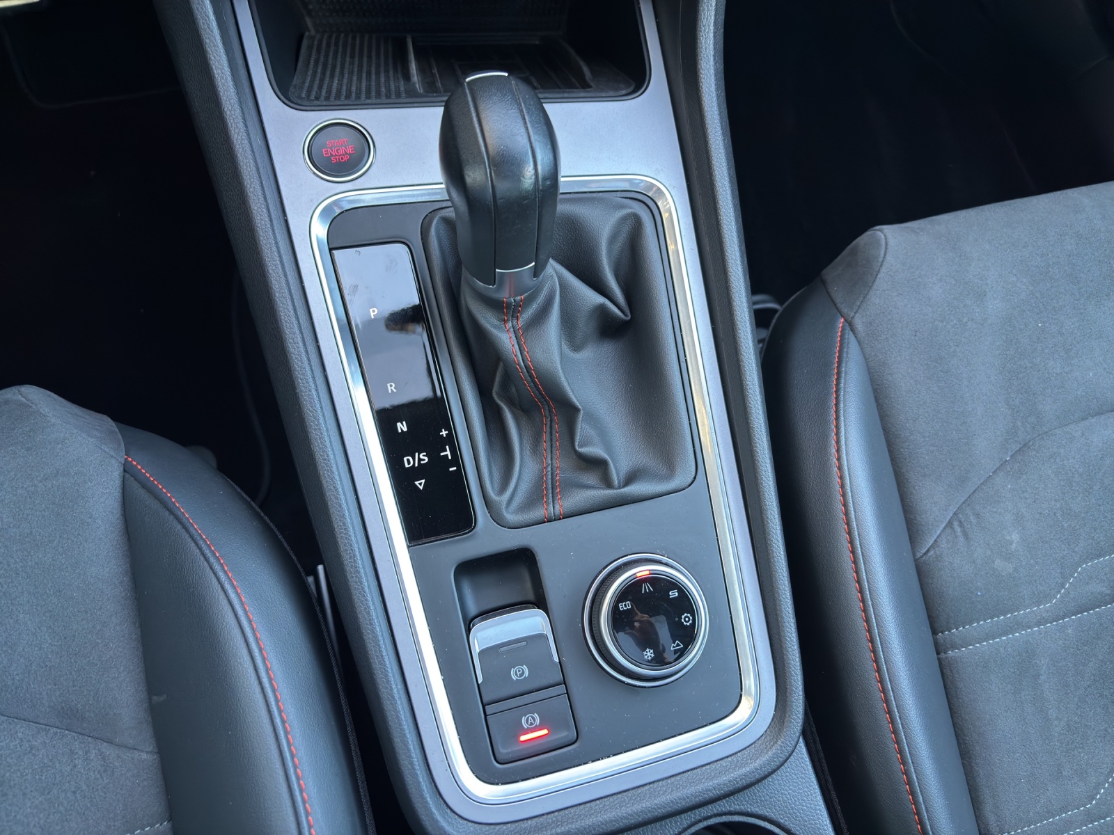 SEAT Ateca 2.0 TSI FR 4Drive DSG mit AHK, Panorama-Schiebe-/Ausstelldach & 360° Kamera-image-19
