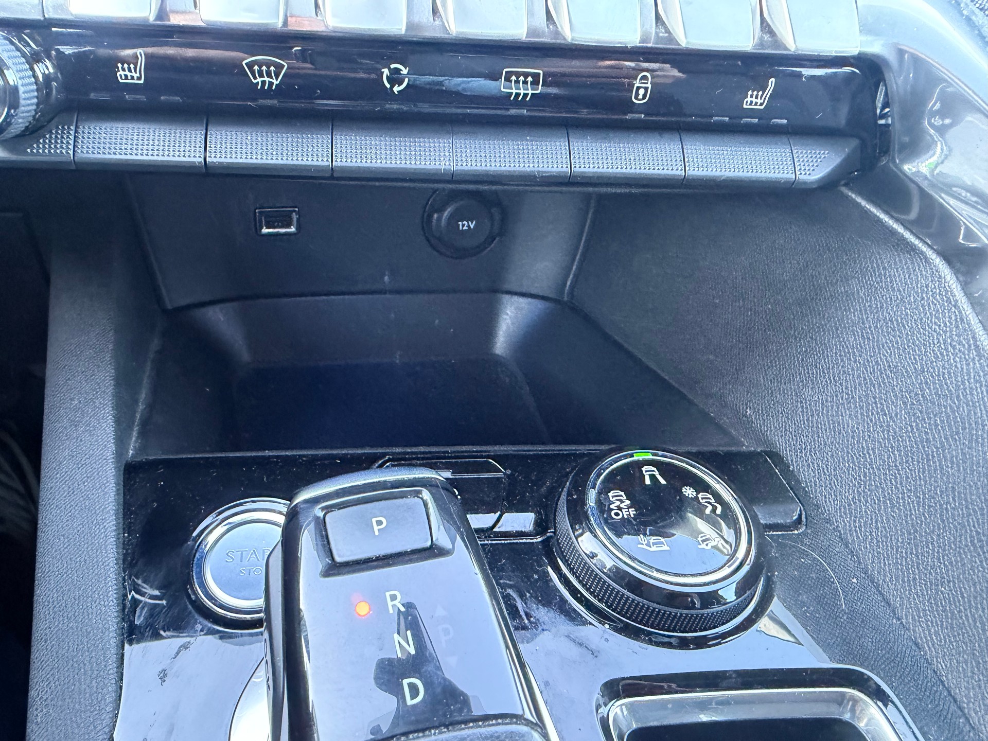 PEUGEOT 3008 1.2 PureTech Allure EAT-image-9
