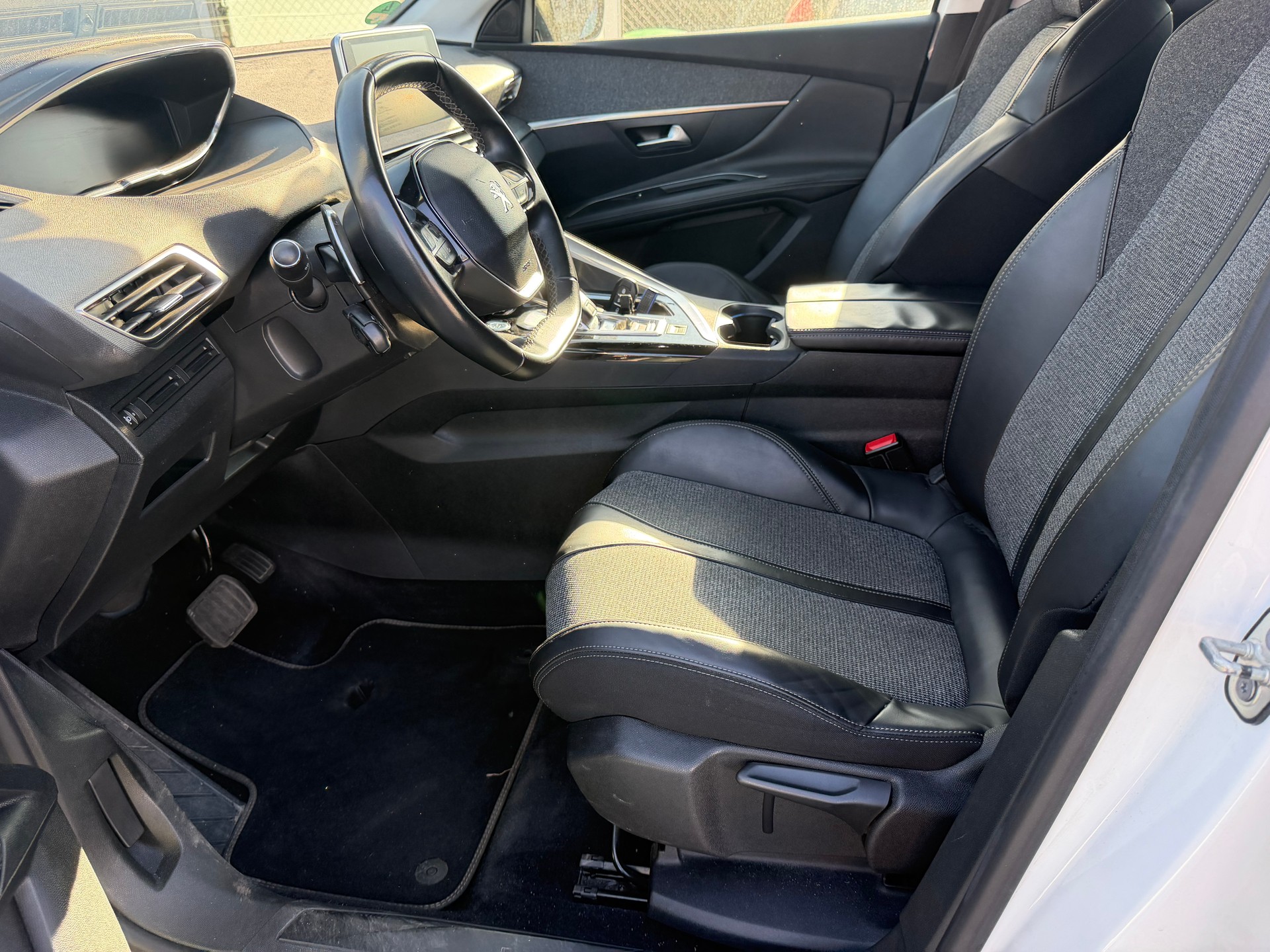 PEUGEOT 3008 1.2 PureTech Allure EAT-image-12