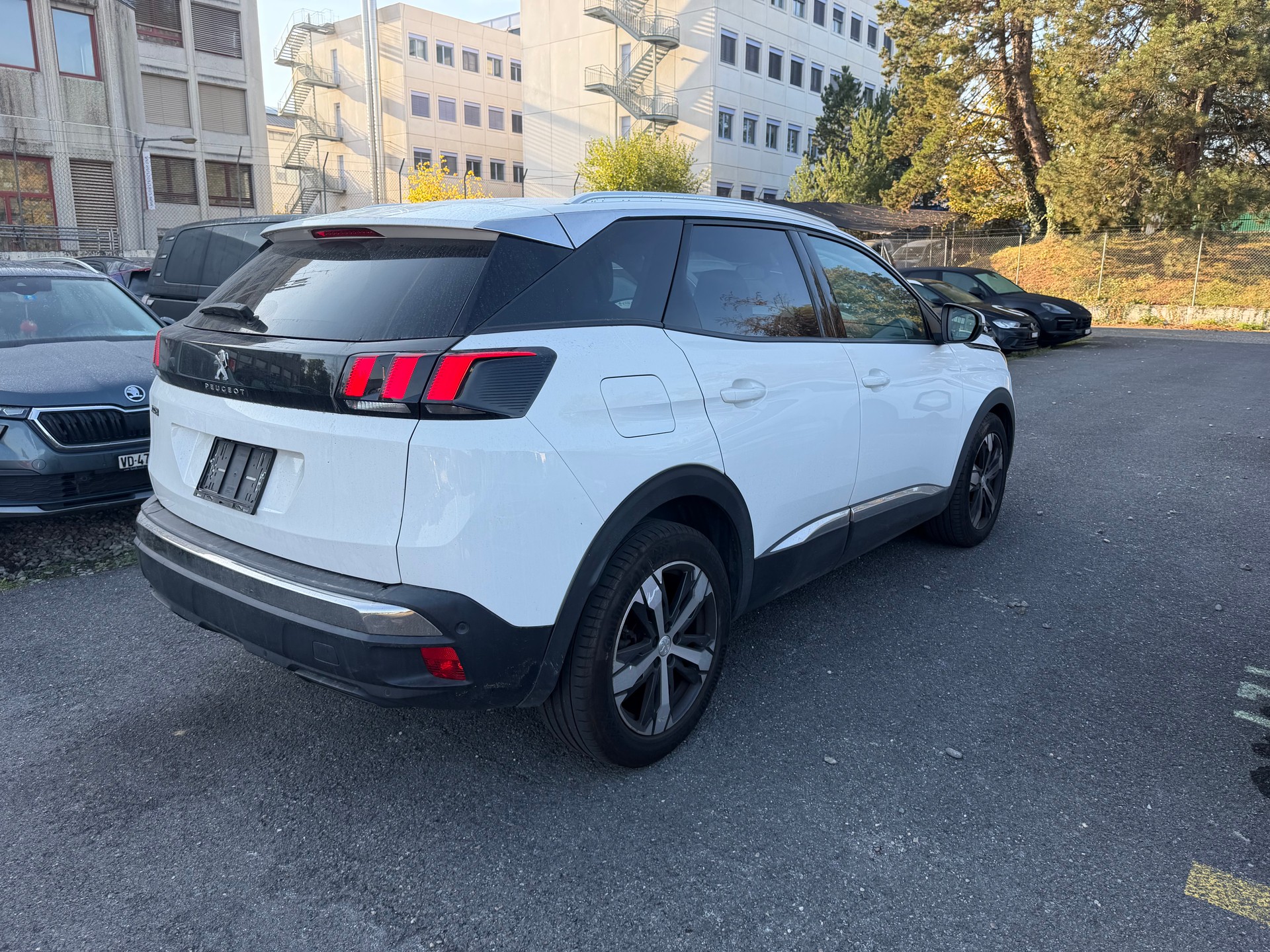 PEUGEOT 3008 1.2 PureTech Allure EAT-image-4