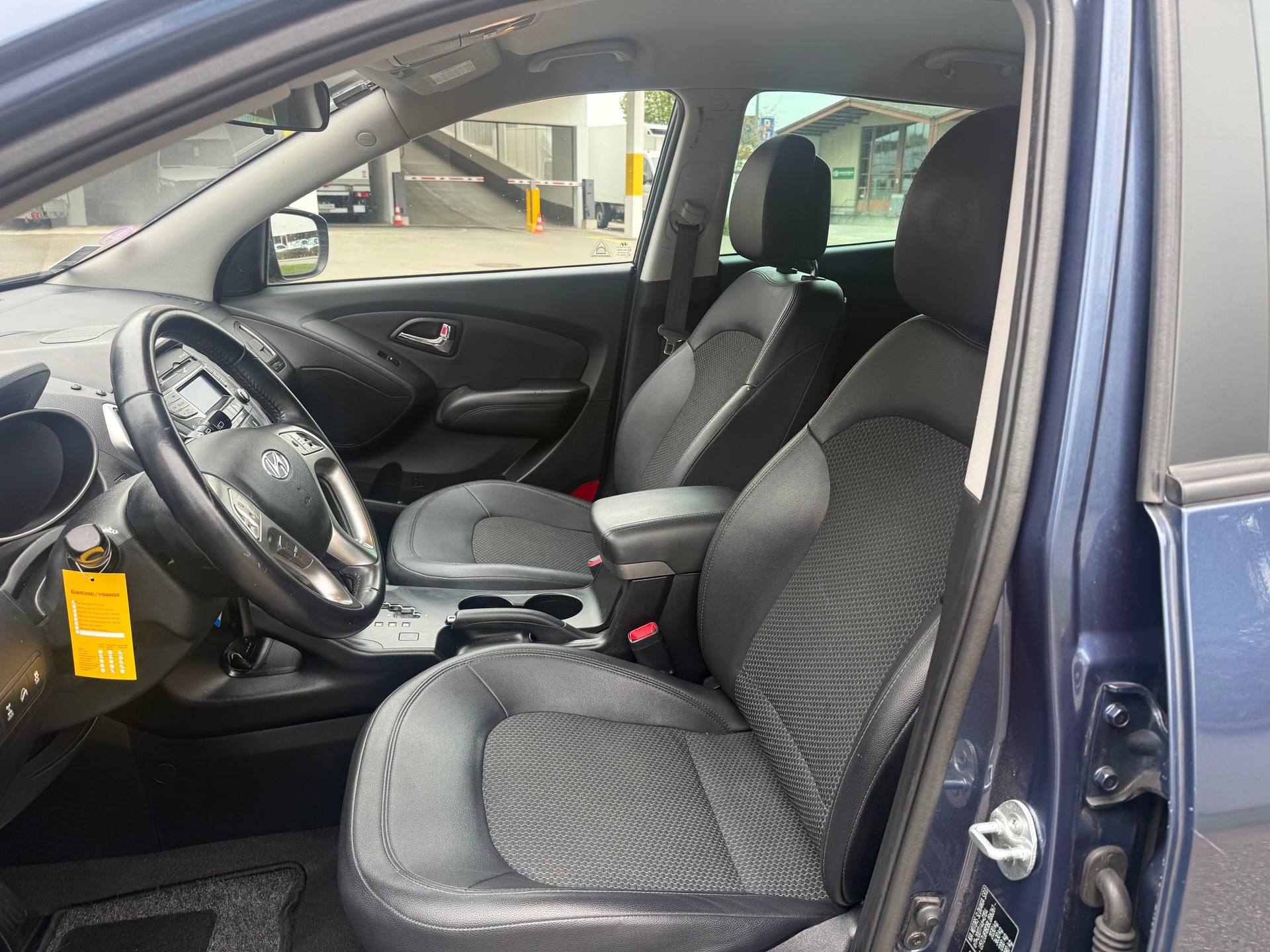 HYUNDAI iX 35 2.0 Style 4WD Automatic-image-5