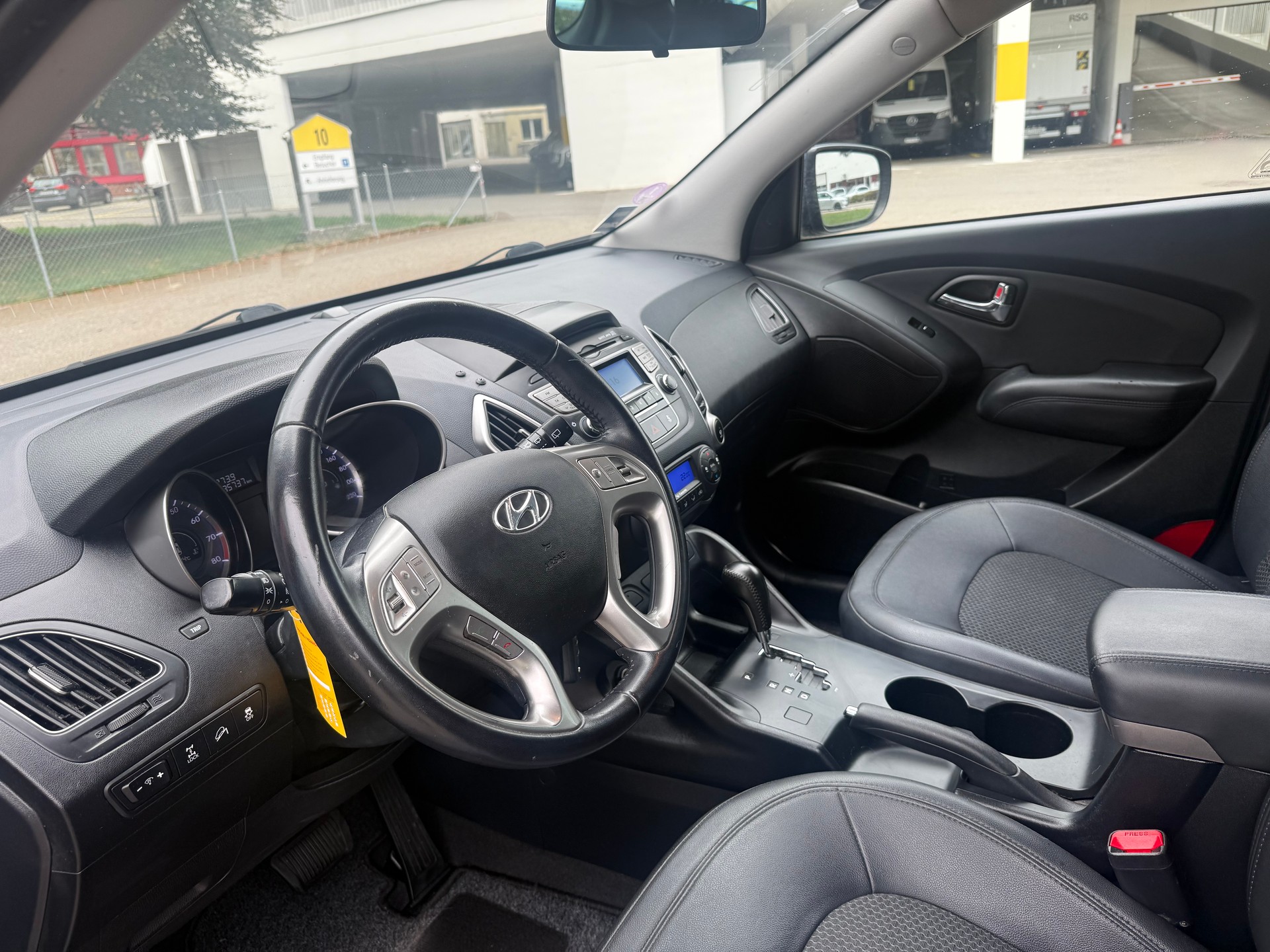 HYUNDAI iX 35 2.0 Style 4WD Automatic-image-6