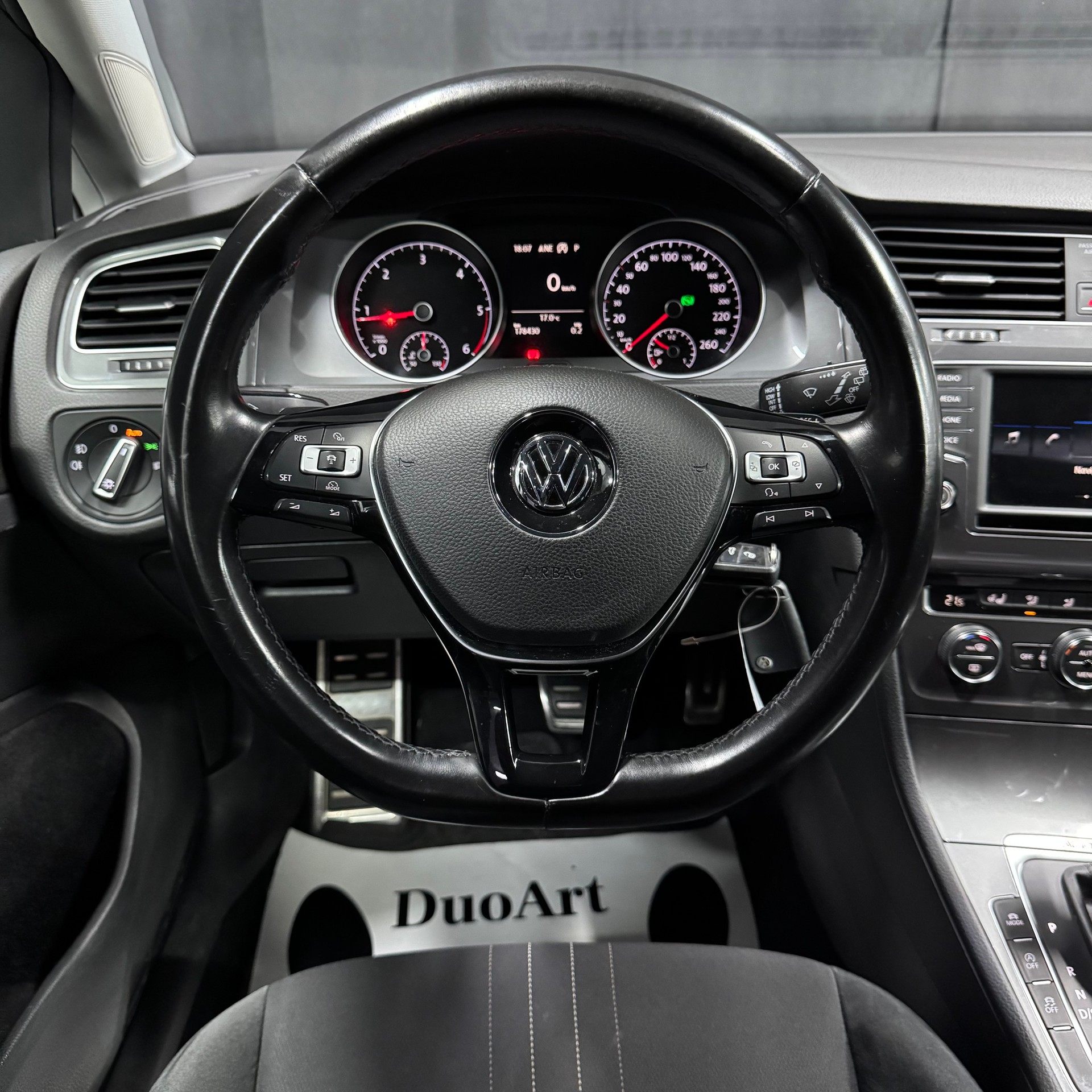 VW Golf 2.0 TDI Alltrack 4Motion-image-16