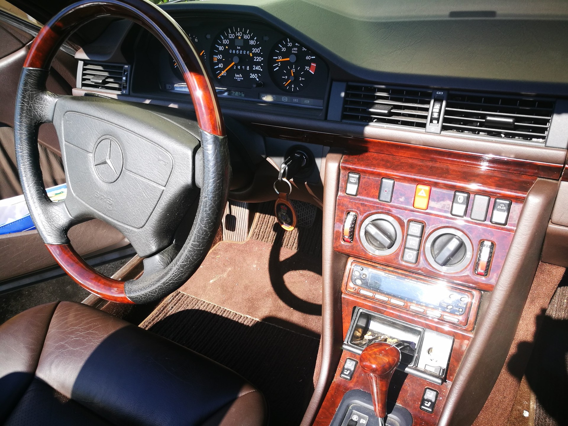 MERCEDES-BENZ E 320 Cabrio-image-10