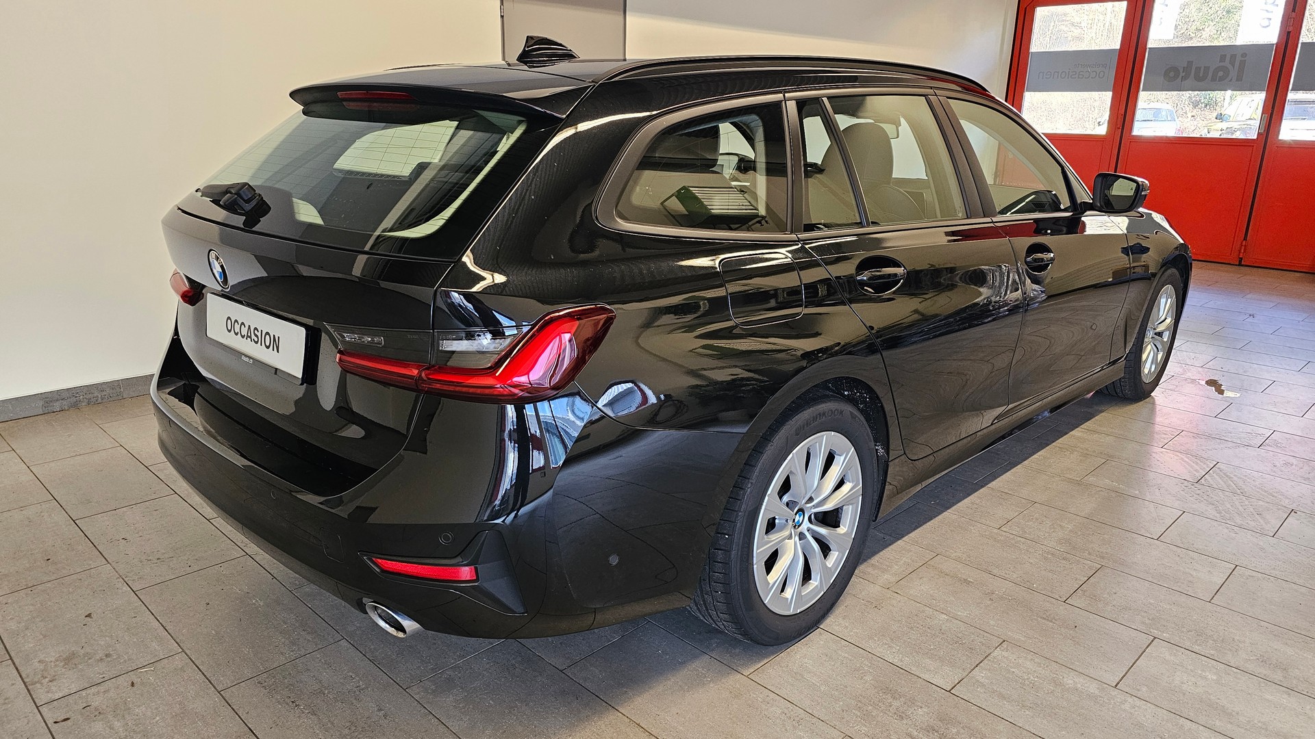 BMW 320d xDrive 48V Touring Steptronic-image-3